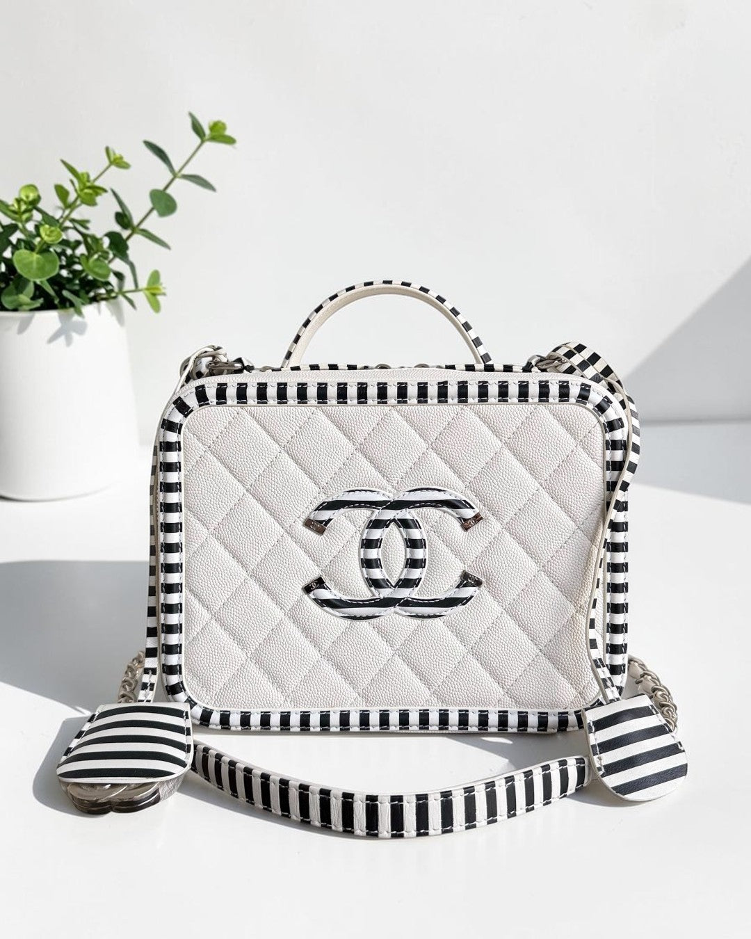 Chanel Filigree Vanity Case Medium - 21CM Caviar Quilted Two tone White-Black Gold Hardware Series 27