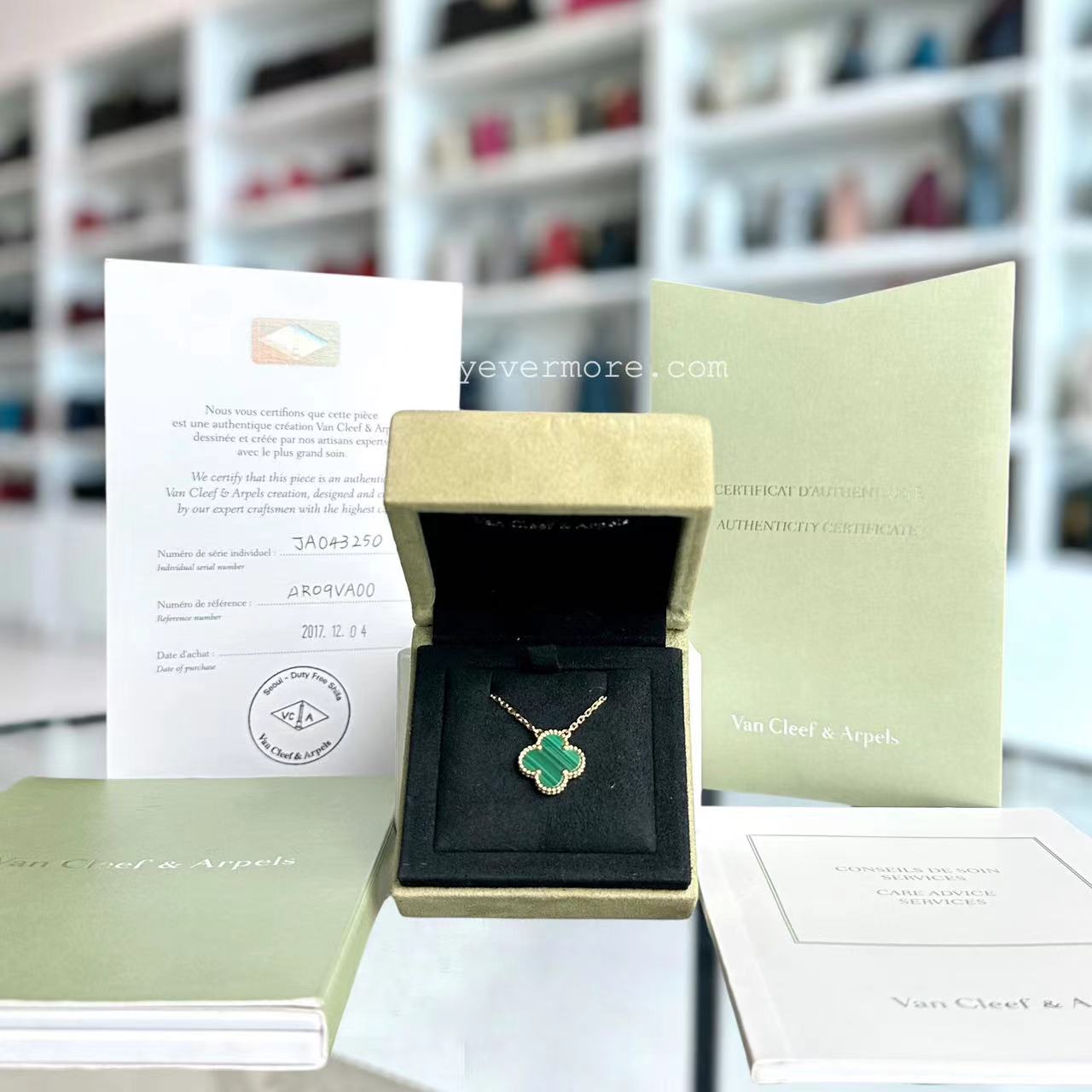 Van Cleef & Arpels VCA Vintage Alhambra Pendant - Malachite 18K Yellow Gold Necklace Van Cleef and Arpels