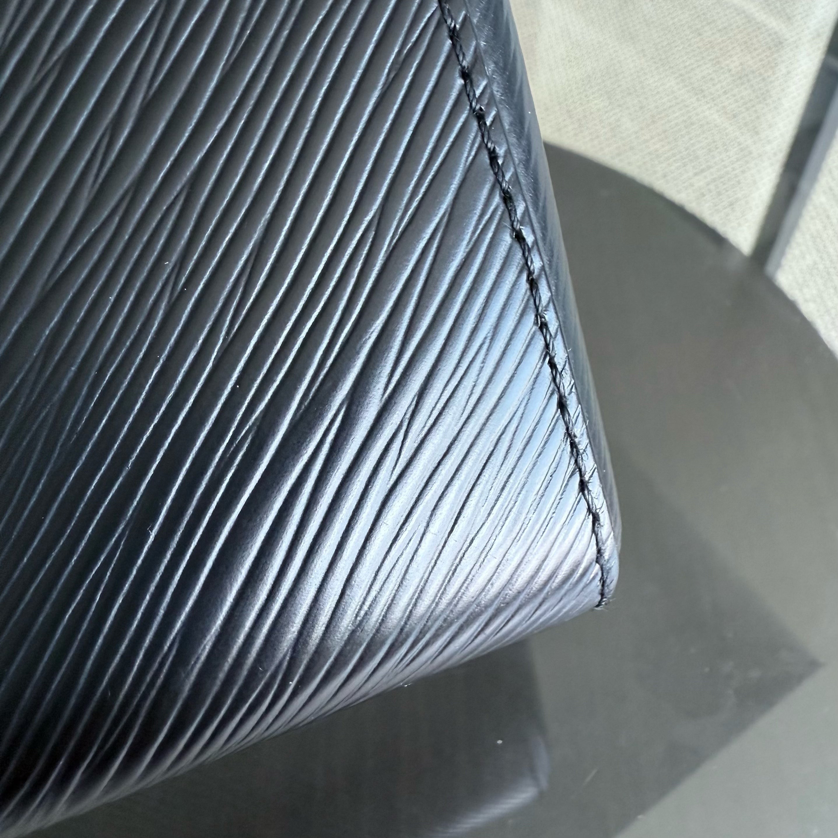 Louis Vuitton Twist Medium MM - EPI Leather Black Silver Hardware