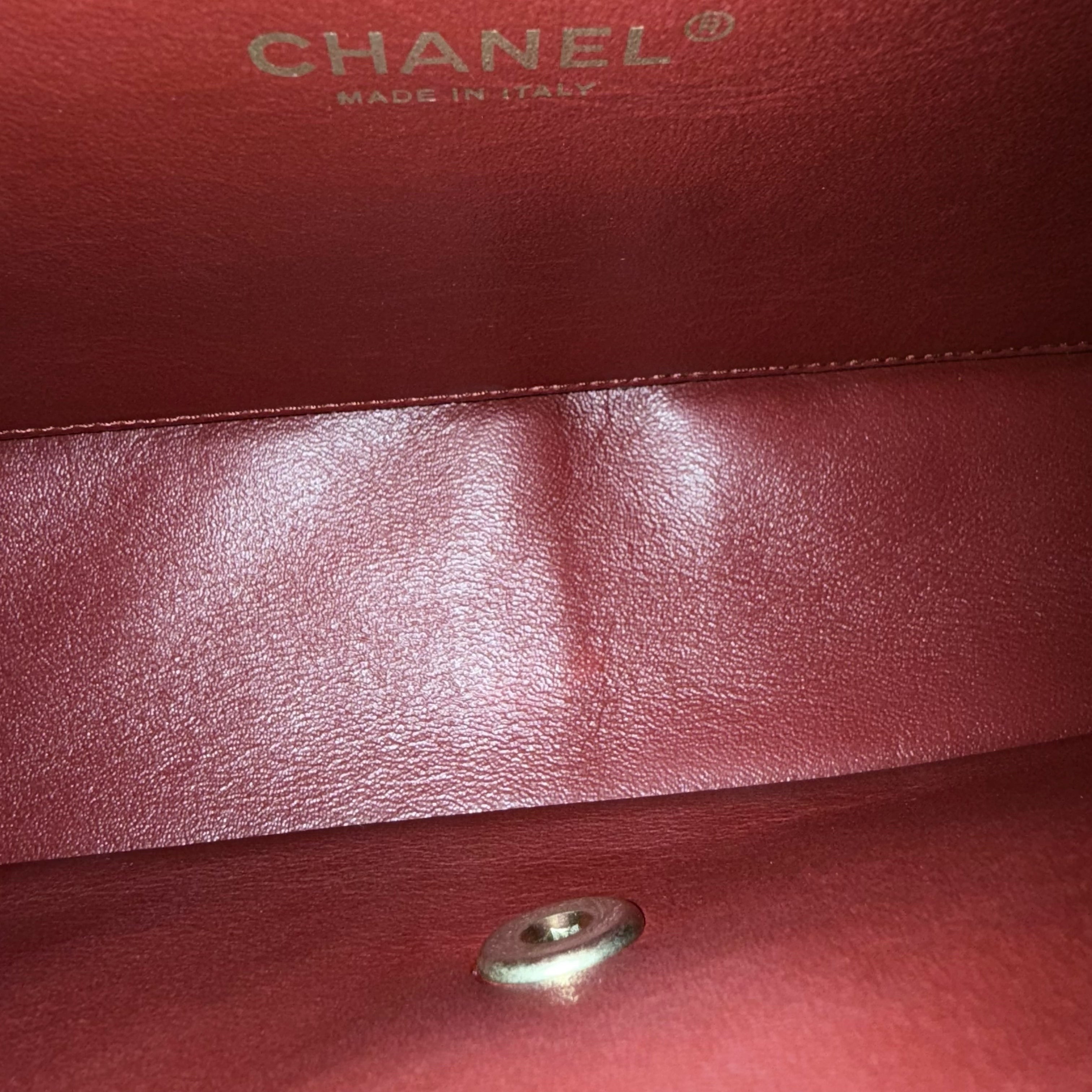 Chanel Seasonal Two-tone Flap - Caviar Quilted Grained Calfskin Red Gold Hardware Series 21