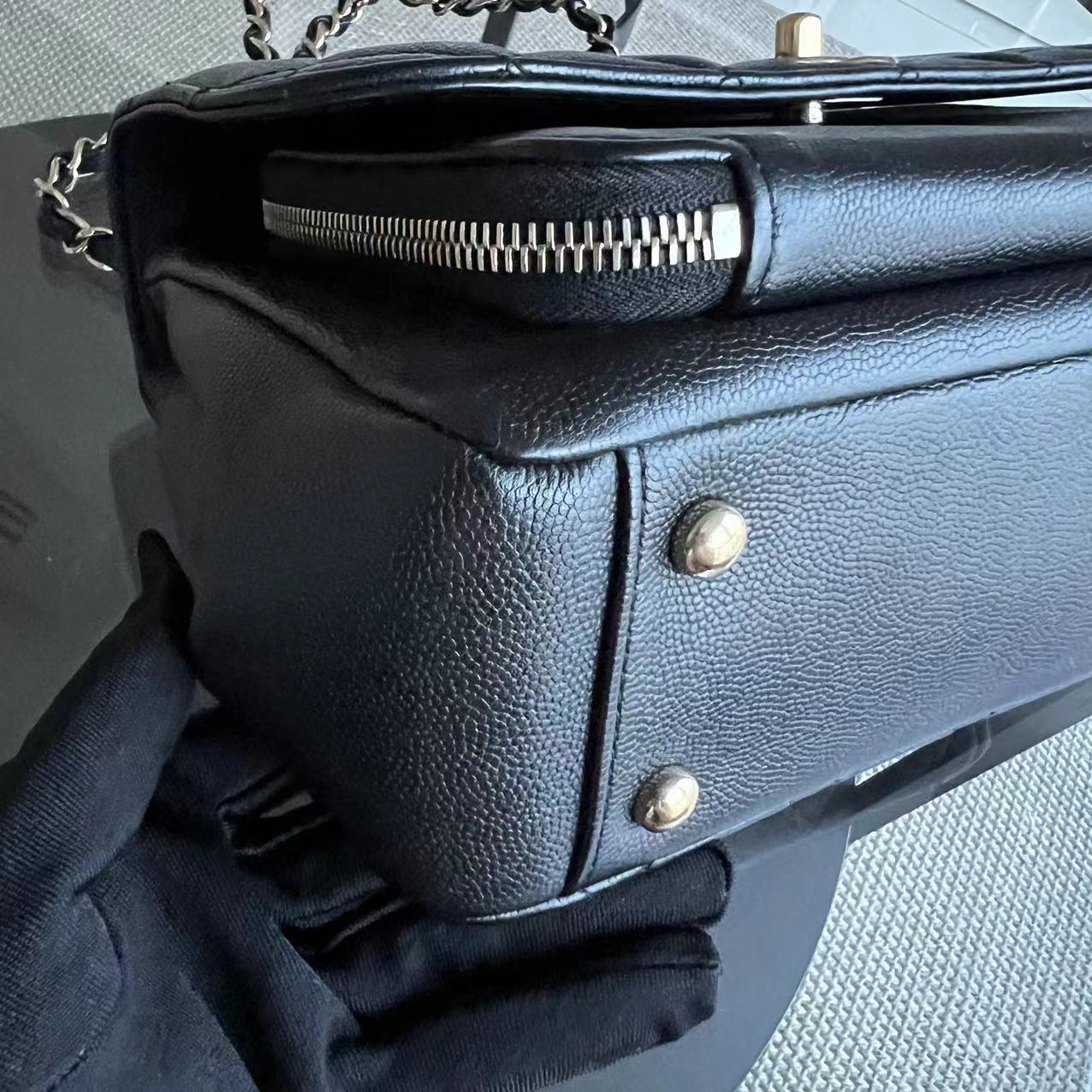 Caviar Medium Business Affinity Quilted Grained Calfskin Black Golden Hardware Series 27