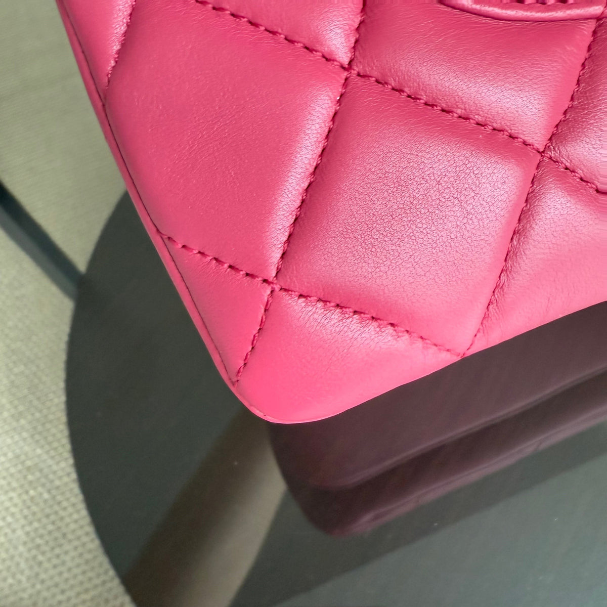 Luxury Evermore 亮粉色绗缝羊皮 Chanel Trendy CC 小号手袋细节,展示精致的菱格纹缝线工艺。
