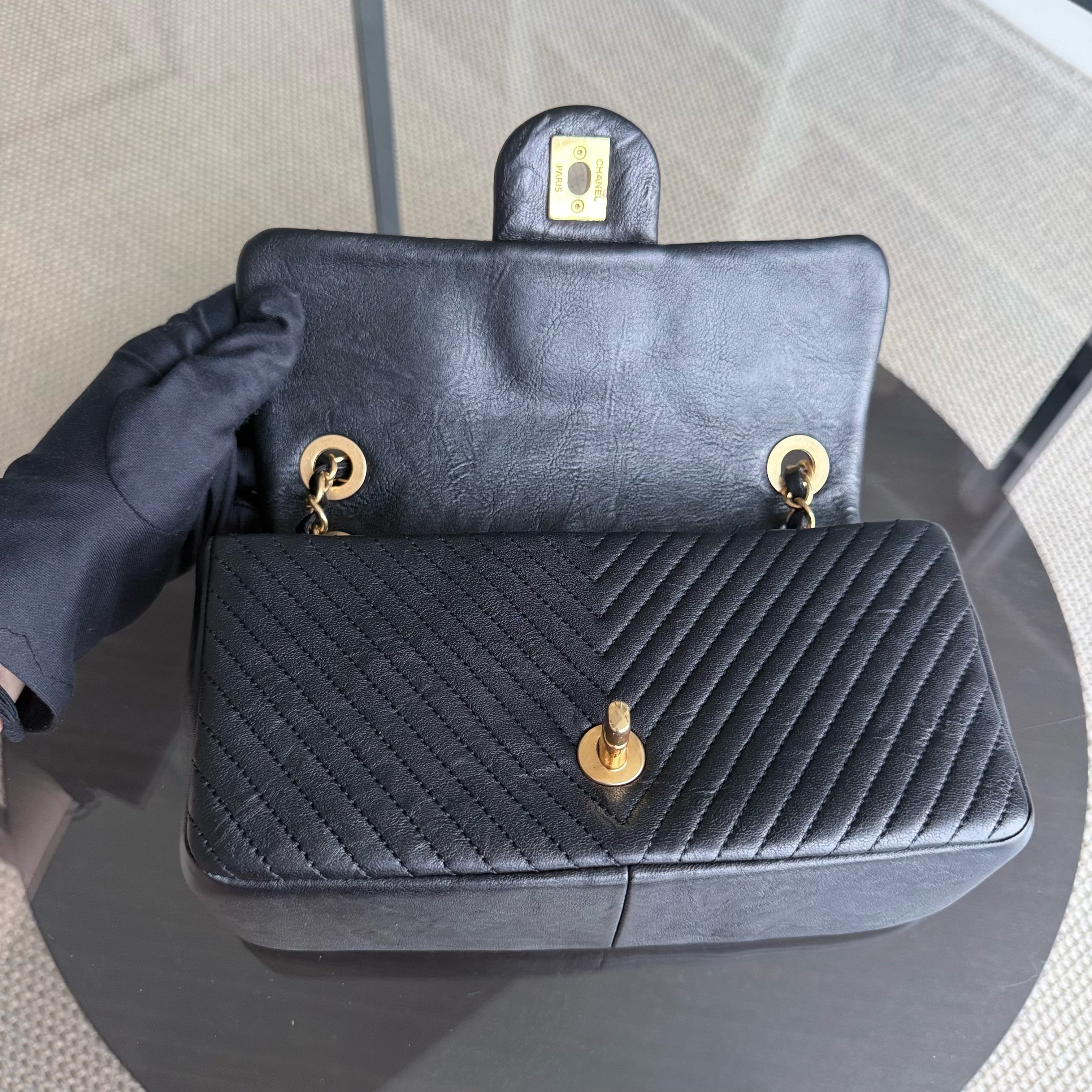 Chanel Seasonal Flap Herringbone - 23CM Calfskin Chevron Black Series 22