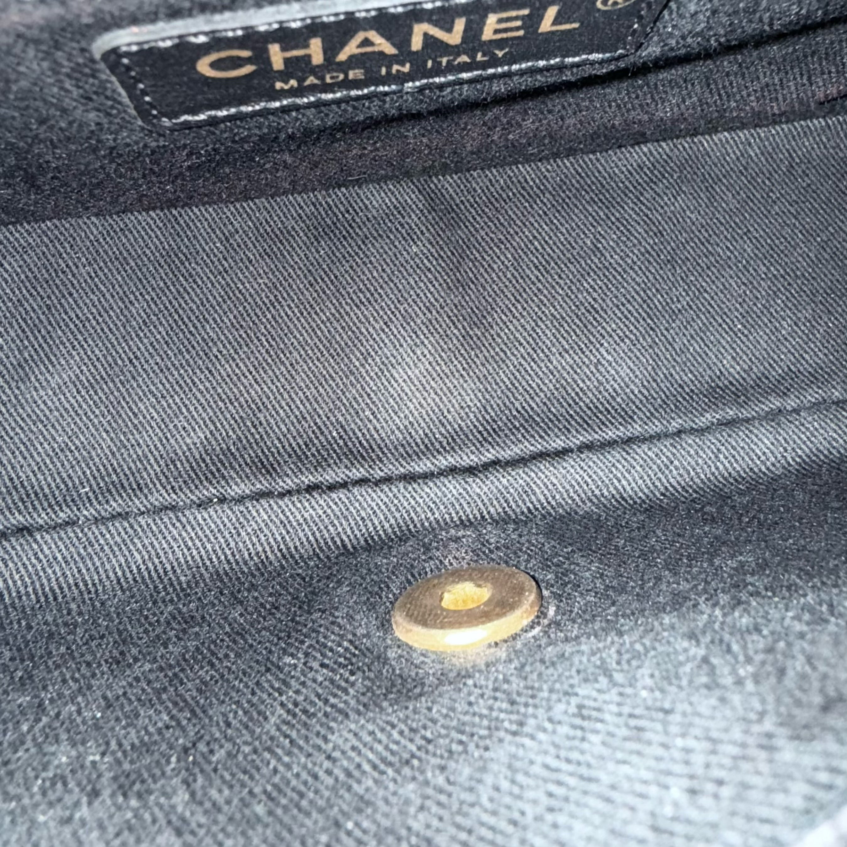 Chanel Seasonal Flap Surpique CC Herringbone Medallion Medium - 25CM Flap Chevron Goatskin Black Gold Hardware Series 20