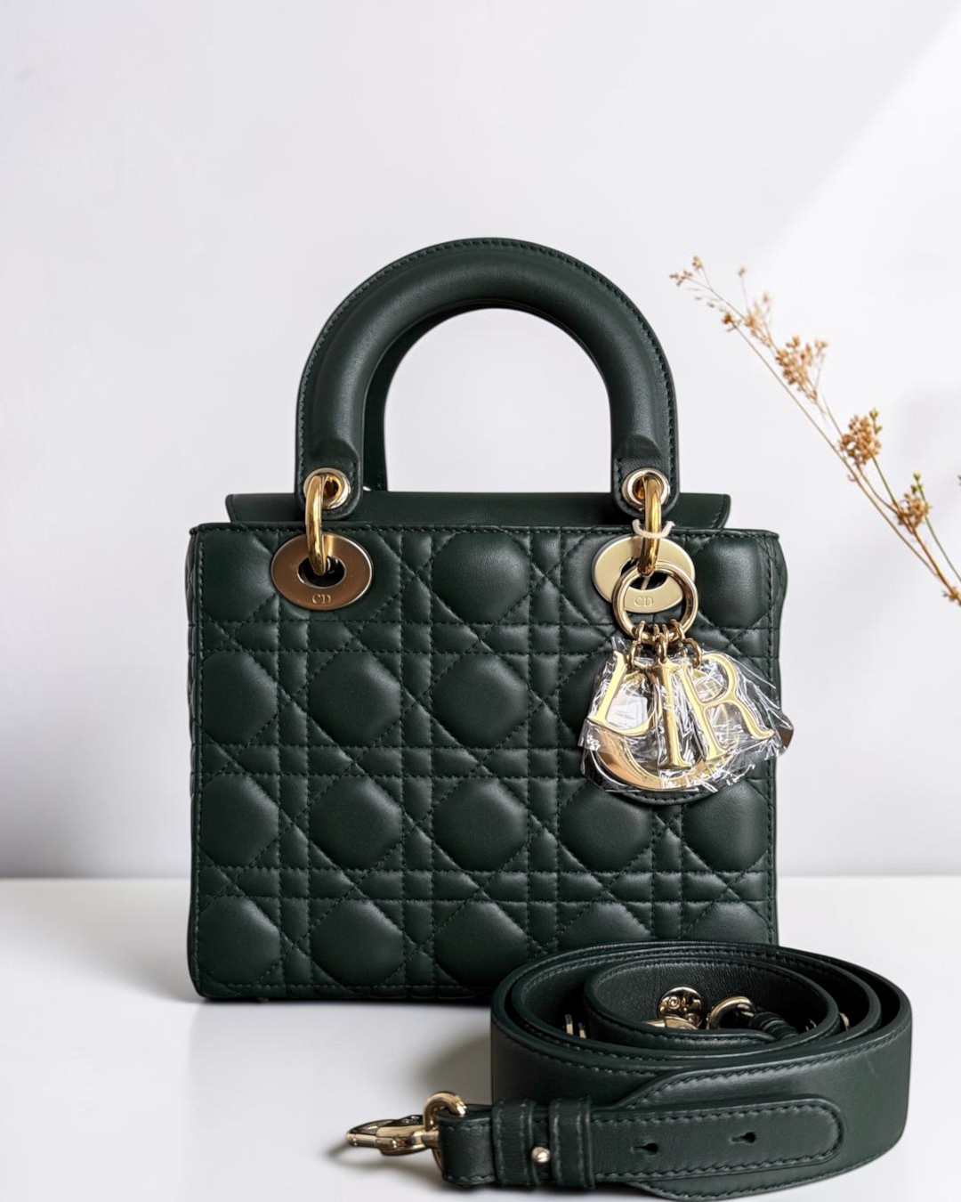 Luxury Evermore 出售的深绿色小羊皮 Dior Lady Small Flap 手袋,配有标志性藤格纹缝线和金色五金配件,附带可拆卸肩带。