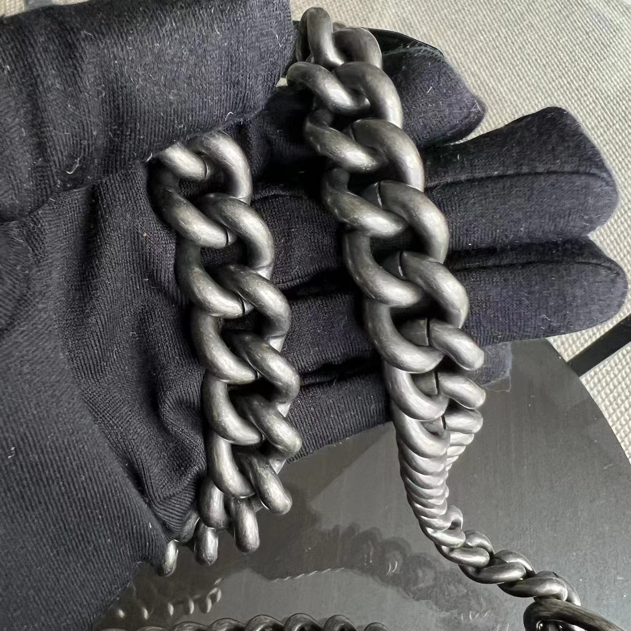 *Like New* Caviar New Medium Boy 28CM Quilted Grained Calfskin Black Ruthenium Silver Hardware Series 27