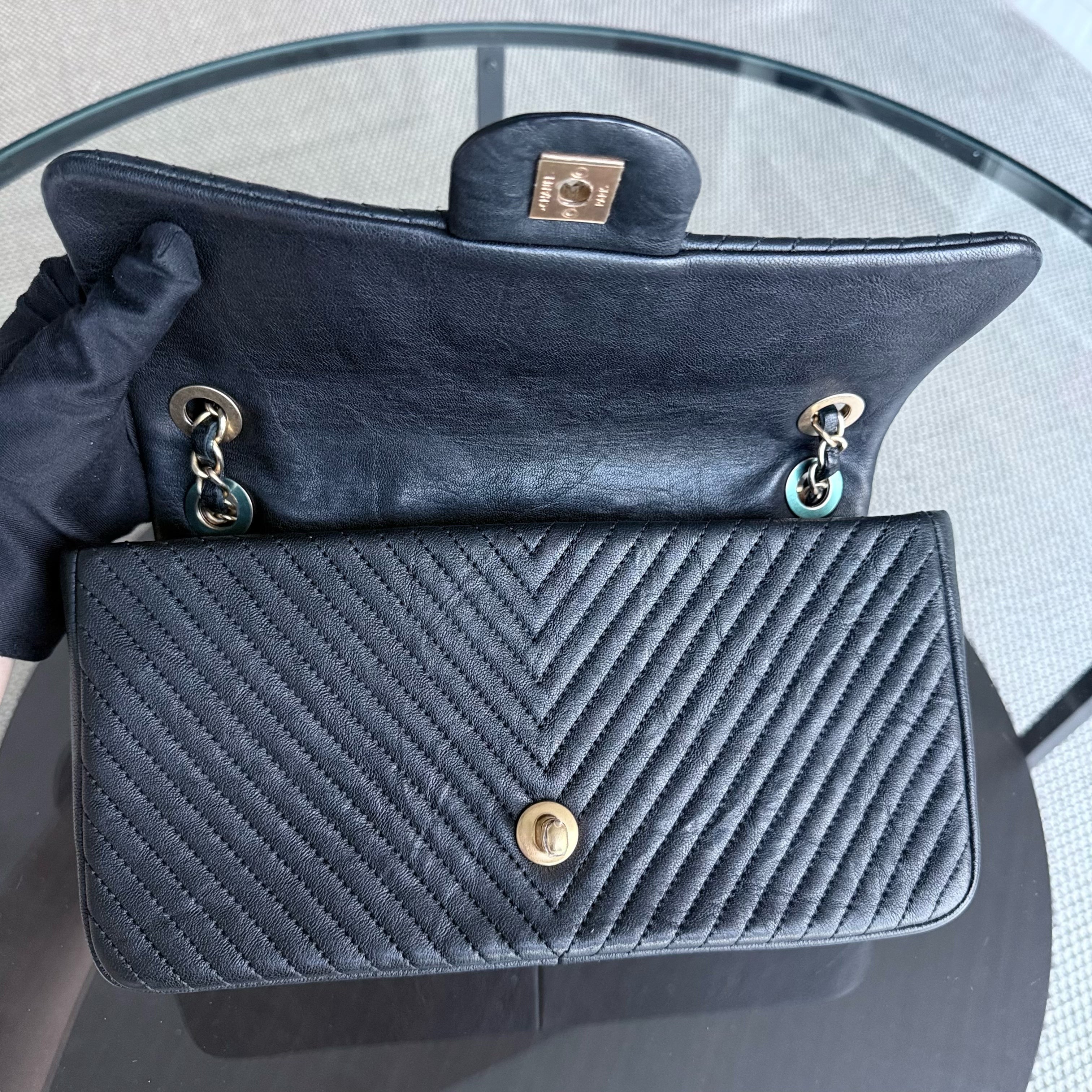 Chanel Seasonal Flap Medium - 25CM Surpique CC Herringbone Medallion Flap Chevron Goatskin Black Gold Hardware Series 21