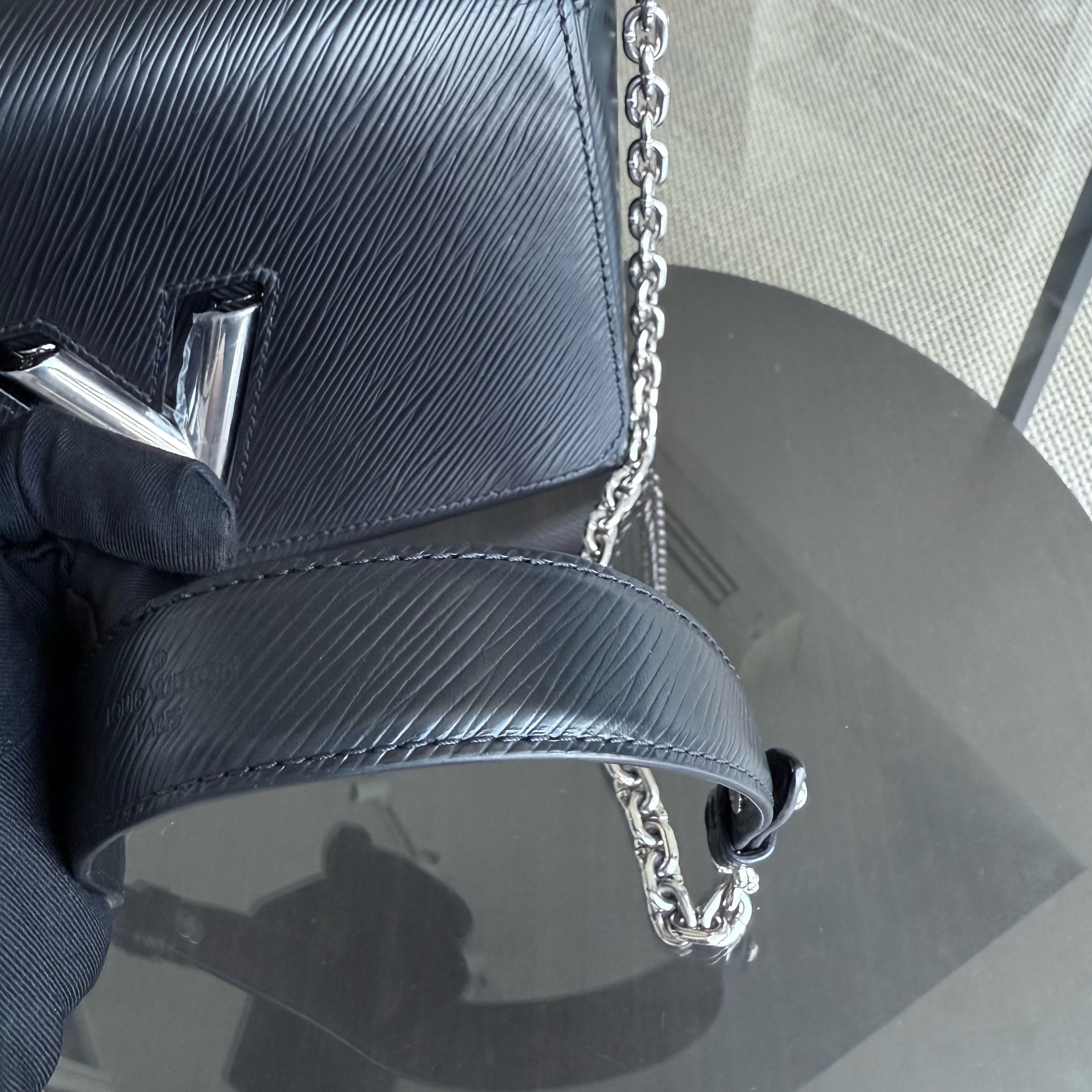 Louis Vuitton Twist Medium MM - EPI Leather Black Silver Hardware