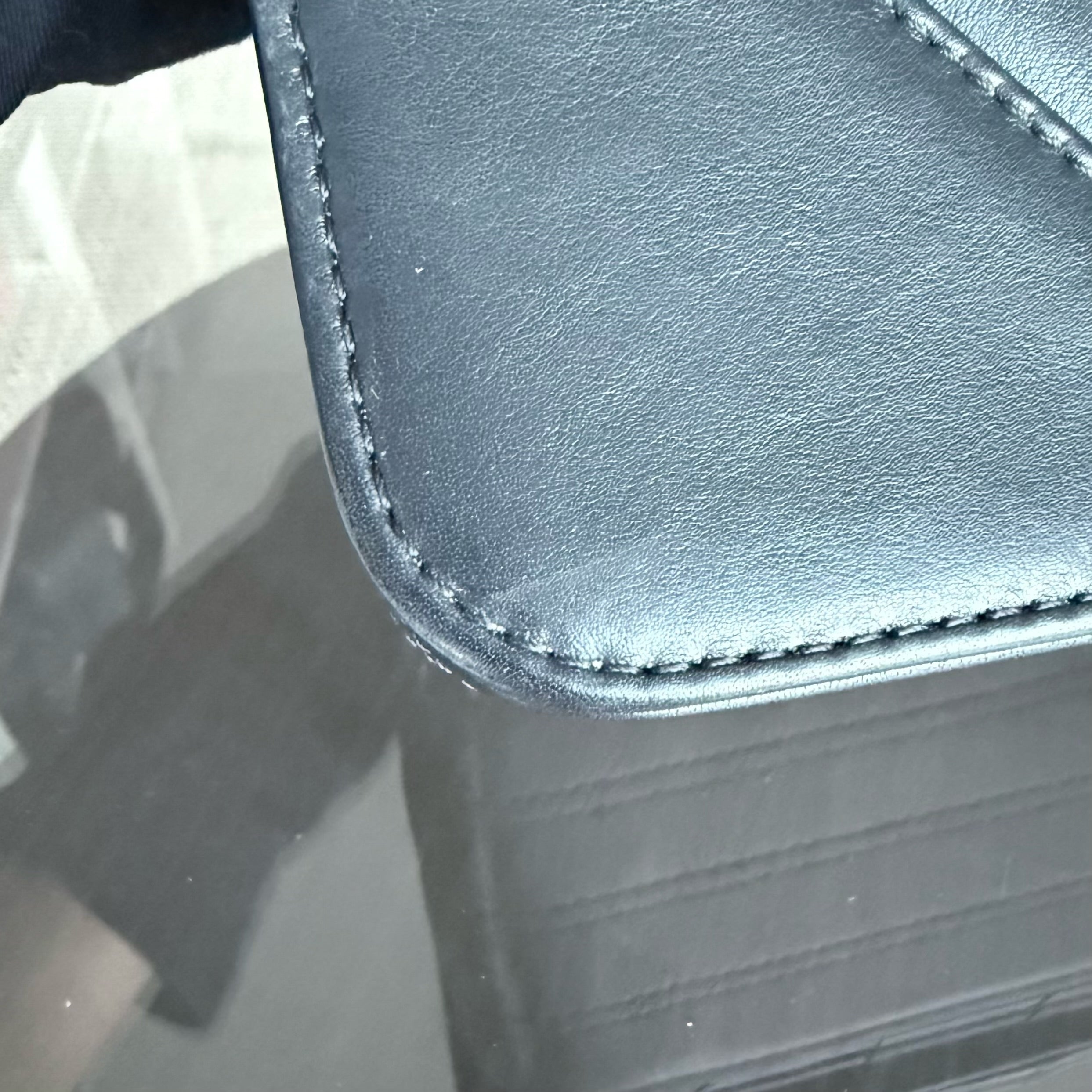 Chanel Flap Medium - Calfskin 27CM Chevron Black Gold Hardware Series 27