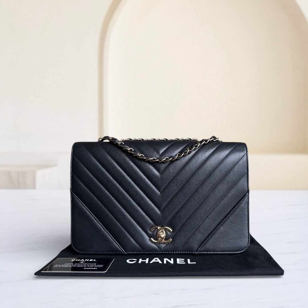 Chanel Flap Medium - Calfskin 27CM Chevron Black Gold Hardware Series 27