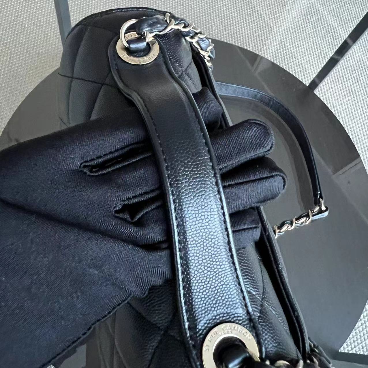 Caviar Medium Business Affinity Quilted Grained Calfskin Black Golden Hardware Series 27