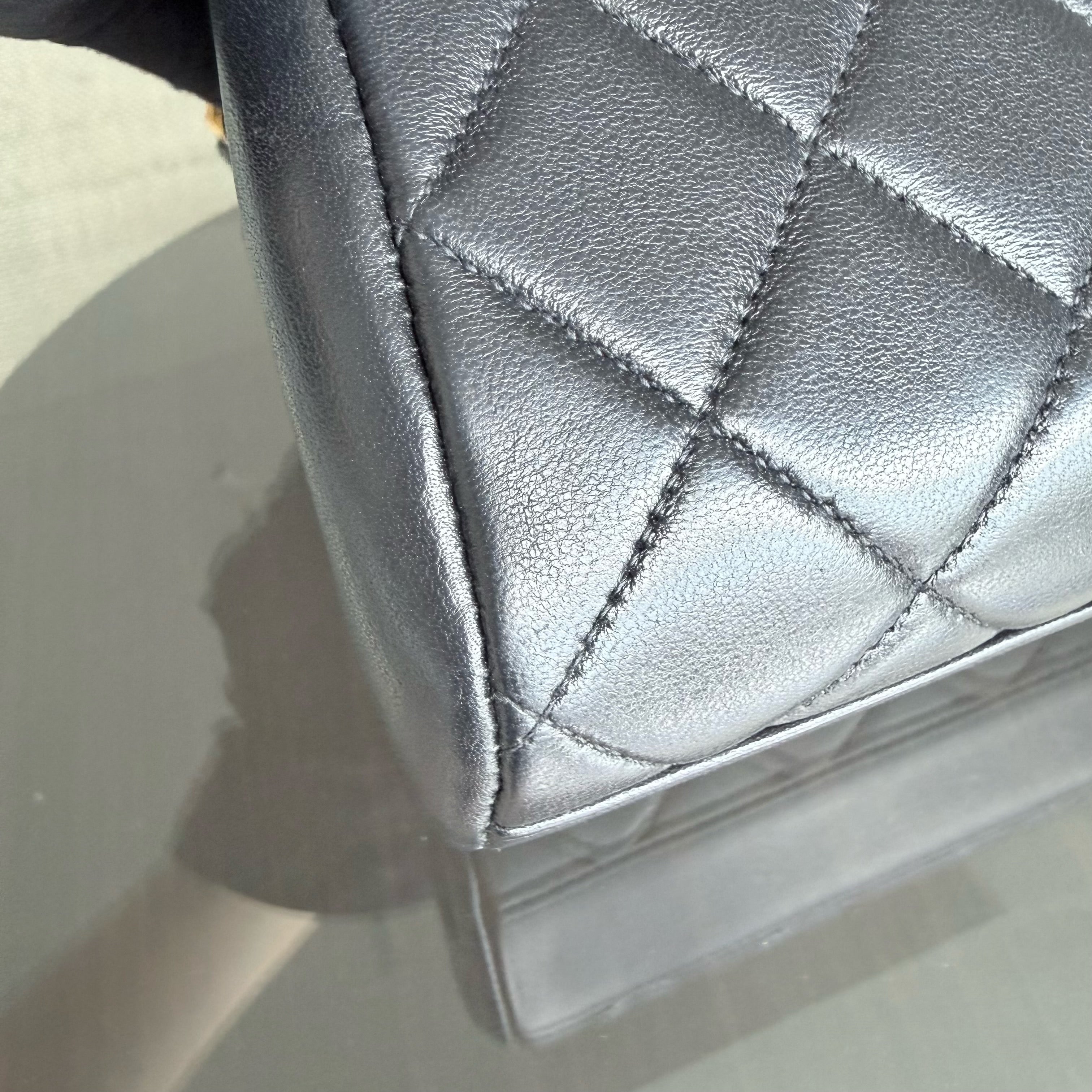 Chanel KissLock Clutch With Chain - Lambskin 19CM Quilted Black Gold Hardware Series 4