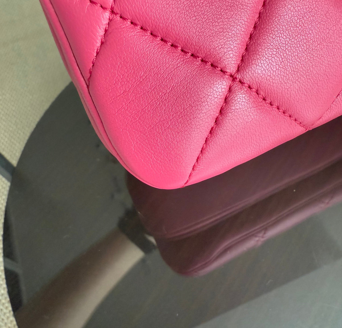 Luxury Evermore Chanel Trendy CC小号手袋,采用亮粉色绗缝羊皮材质,细节精致。