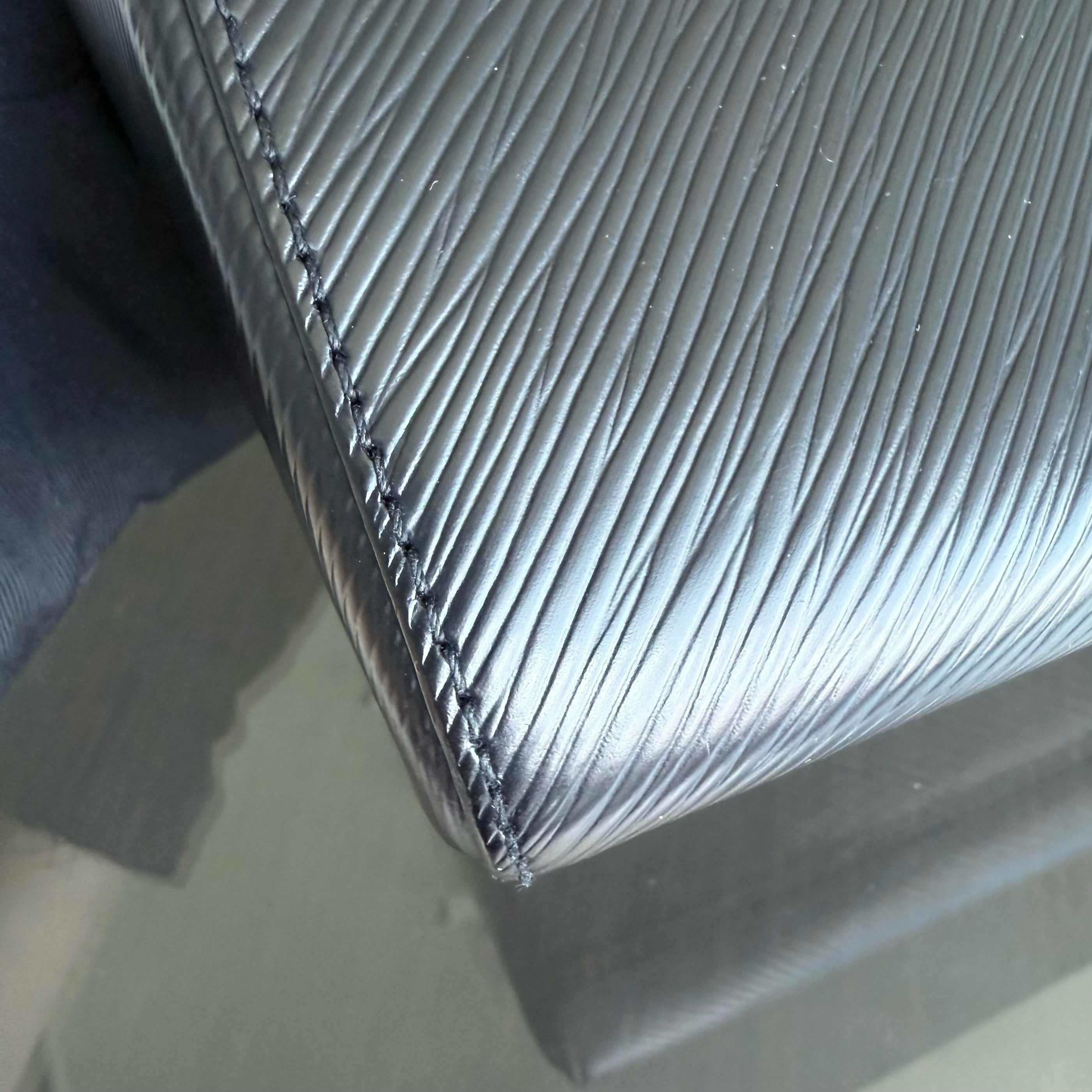 Louis Vuitton Twist Medium MM - EPI Leather Black Silver Hardware