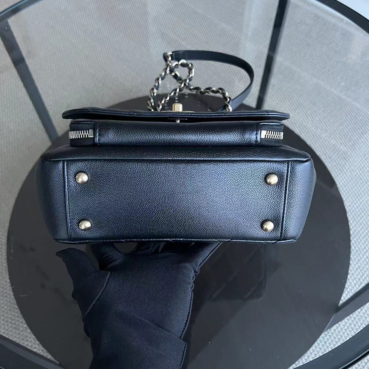 Caviar Medium Business Affinity Quilted Grained Calfskin Black Golden Hardware Series 27