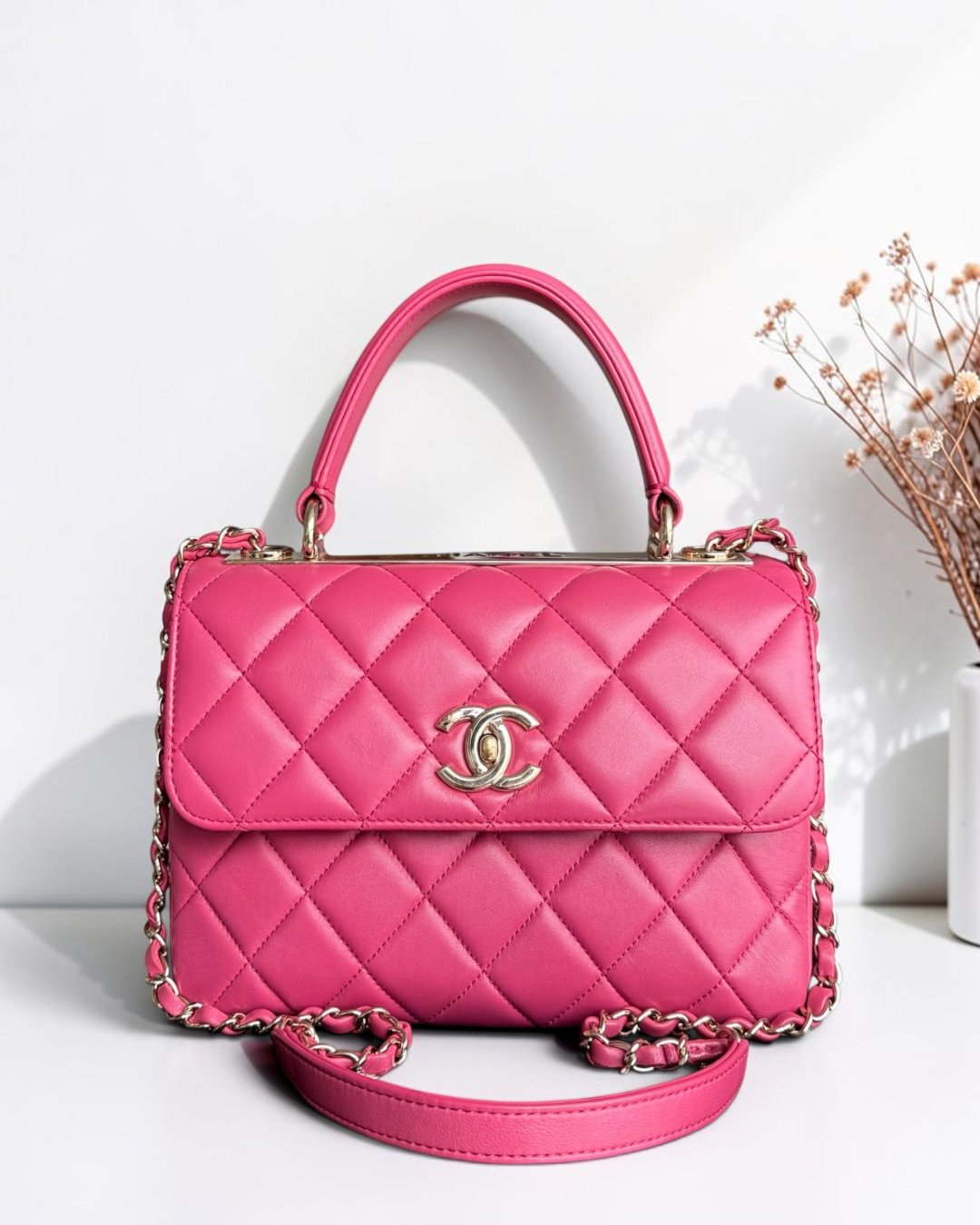 Luxury Evermore 桃红色绗缝羊皮 Chanel Trendy CC 小号手袋,配有金色金属配件和标志性双C锁扣。