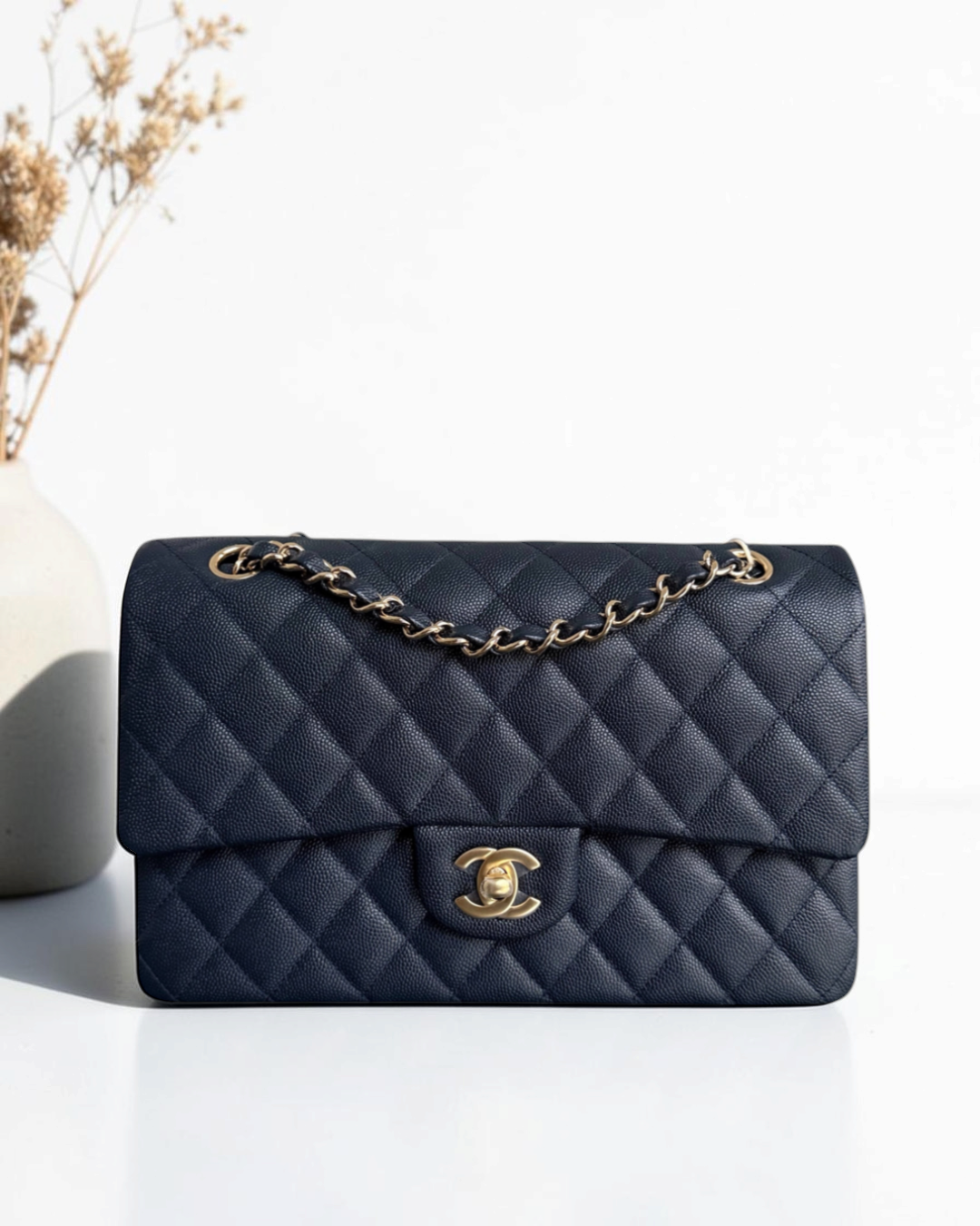 Luxury Evermore 出售的午夜蓝色鱼子酱牛皮 Chanel Classic Flap 中号翻盖包,配有标志性菱格纹和浅金色五金配件。