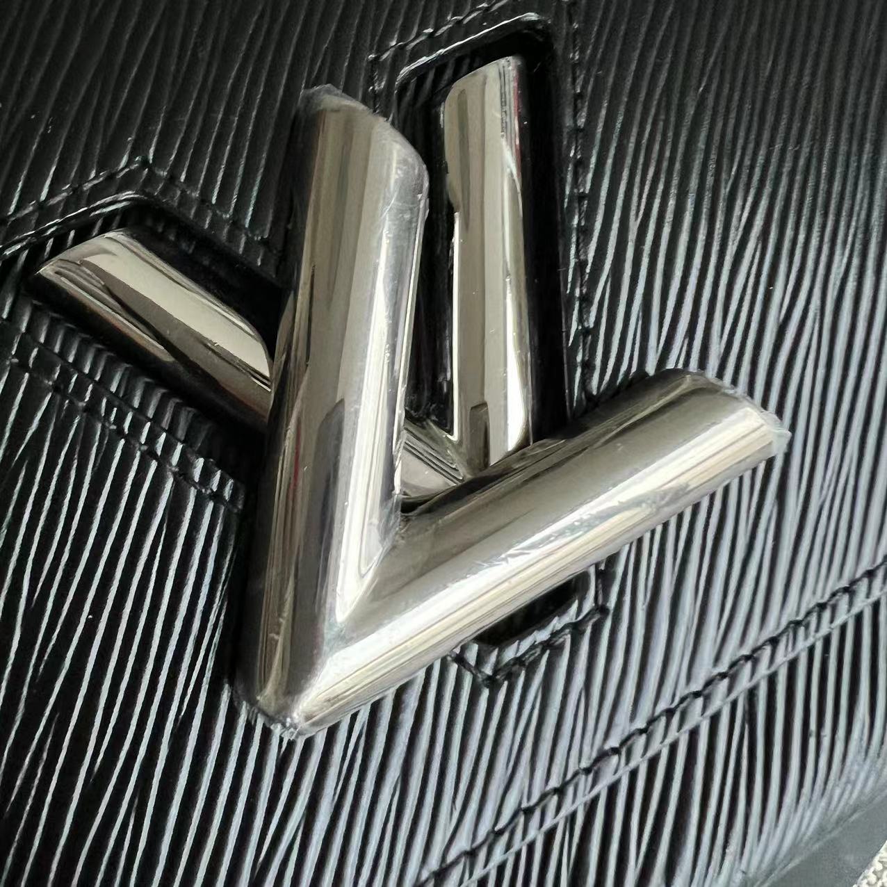 Louis Vuitton LV Twist MM EPI Leather Black SHW