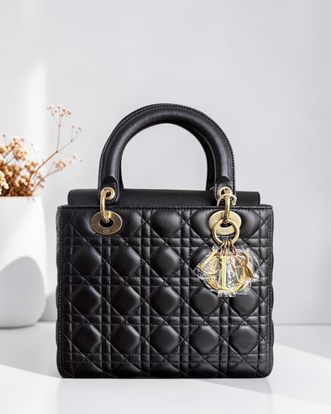 Luxury Evermore 黑色中号 Dior Lady 手提包,采用标志性藤格纹绗缝羊皮材质,配有金色金属五金配件和吊饰。