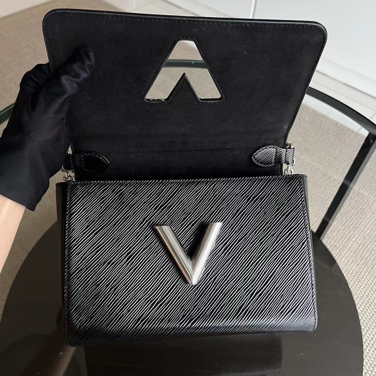 Louis Vuitton LV Twist MM EPI Leather Black SHW