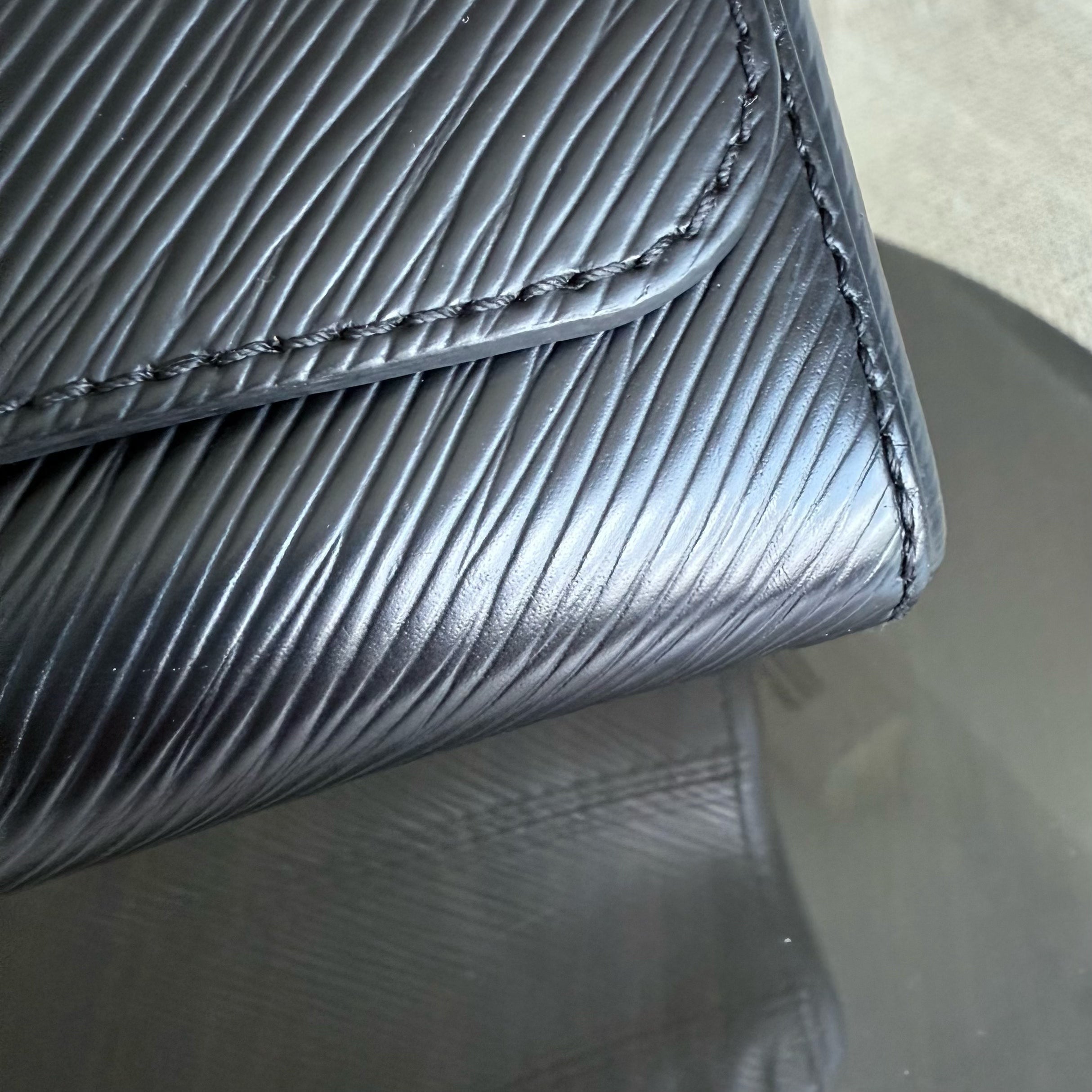 Louis Vuitton Twist Medium MM - EPI Leather Black Silver Hardware