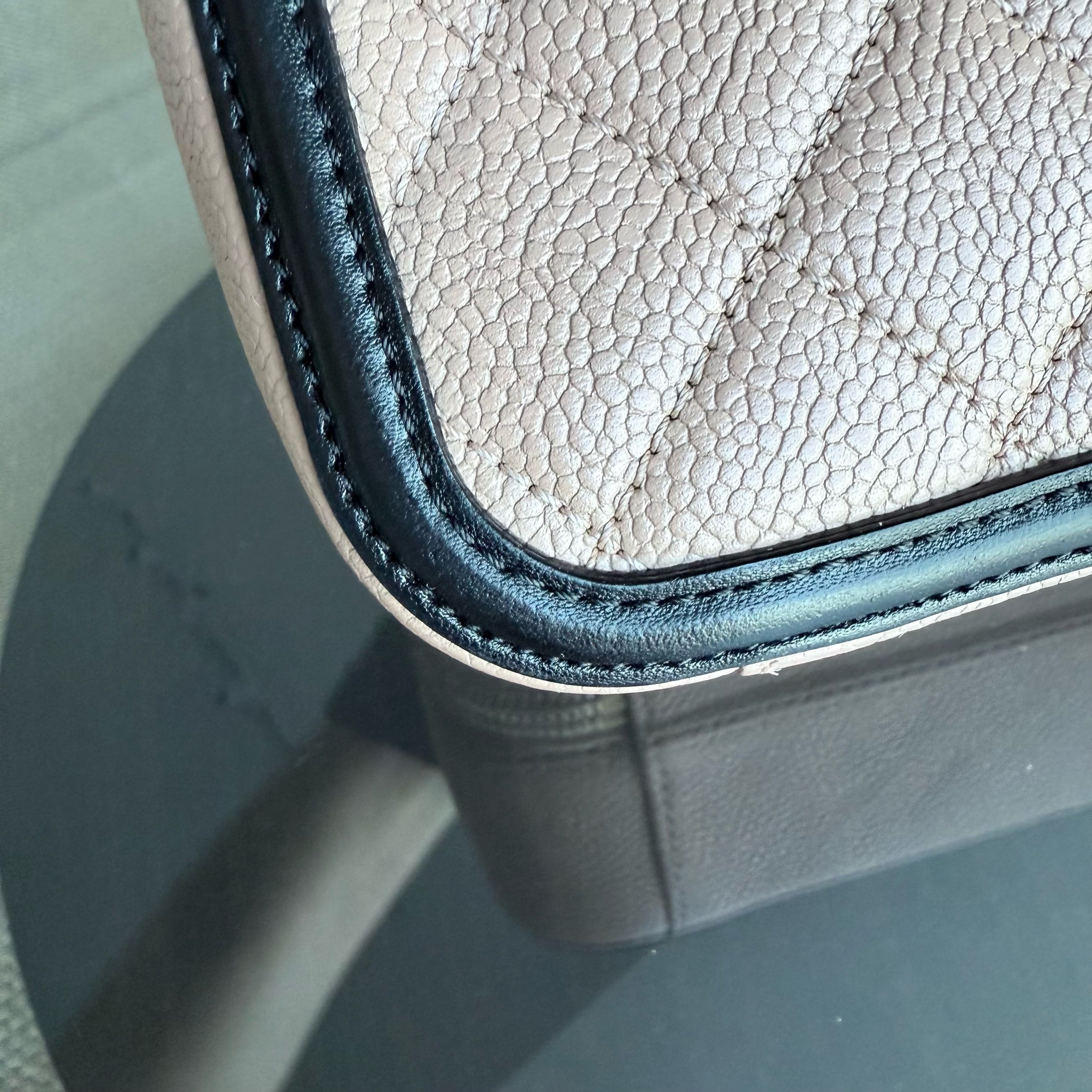 Chanel Vanity Case Filigree Medium - Caviar Grained Calfskin Black Beige Series 23