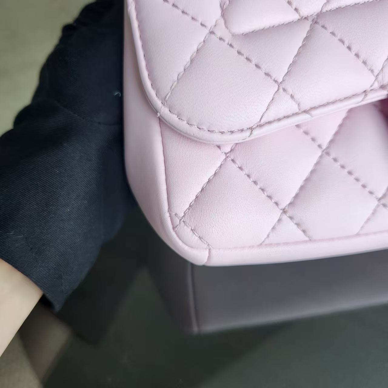 Chanel Chic Flap Small - 23CM Quilted Lambskin Sakura Light Pink Gold Hardware Series 21