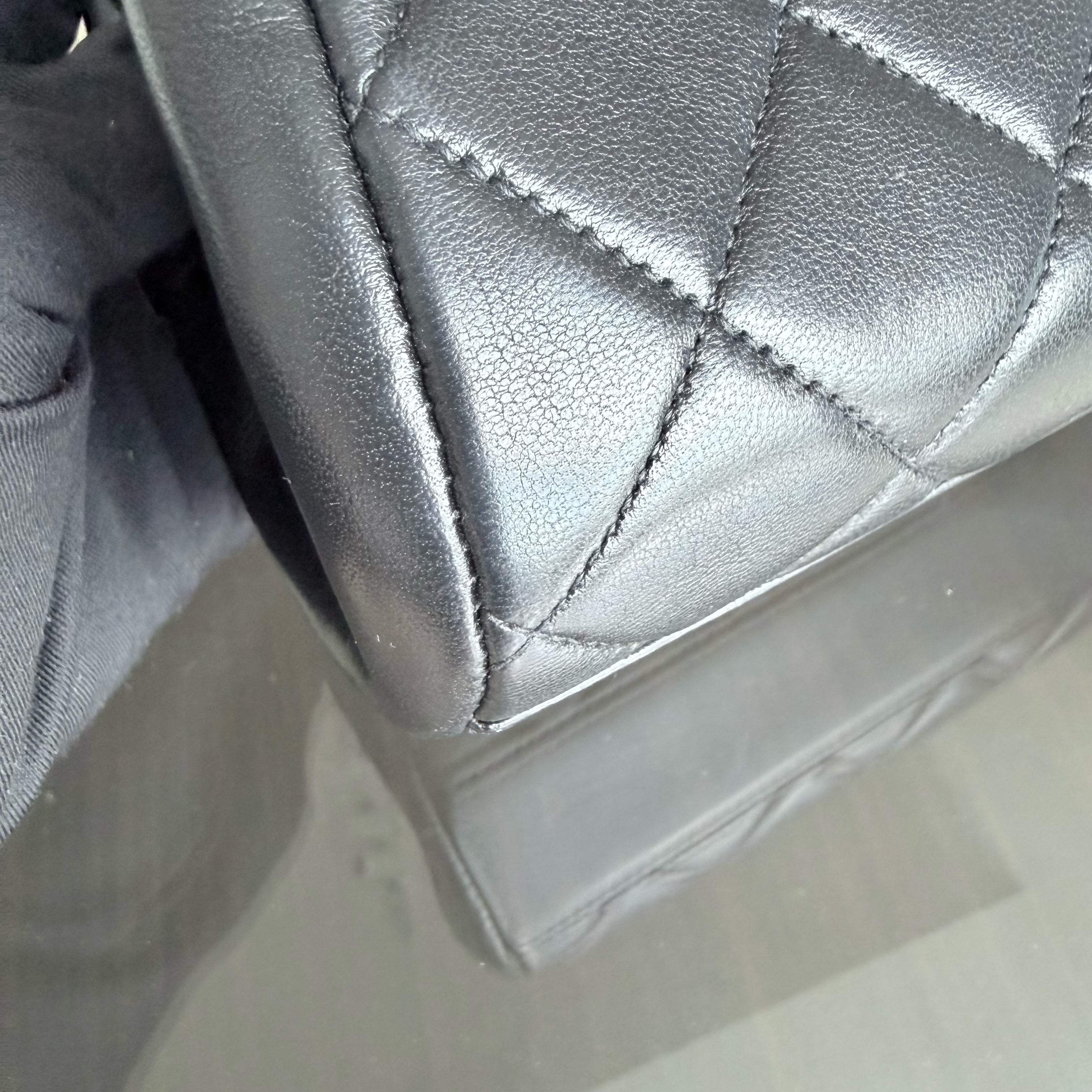 Chanel KissLock Clutch With Chain - Lambskin 19CM Quilted Black Gold Hardware Series 4