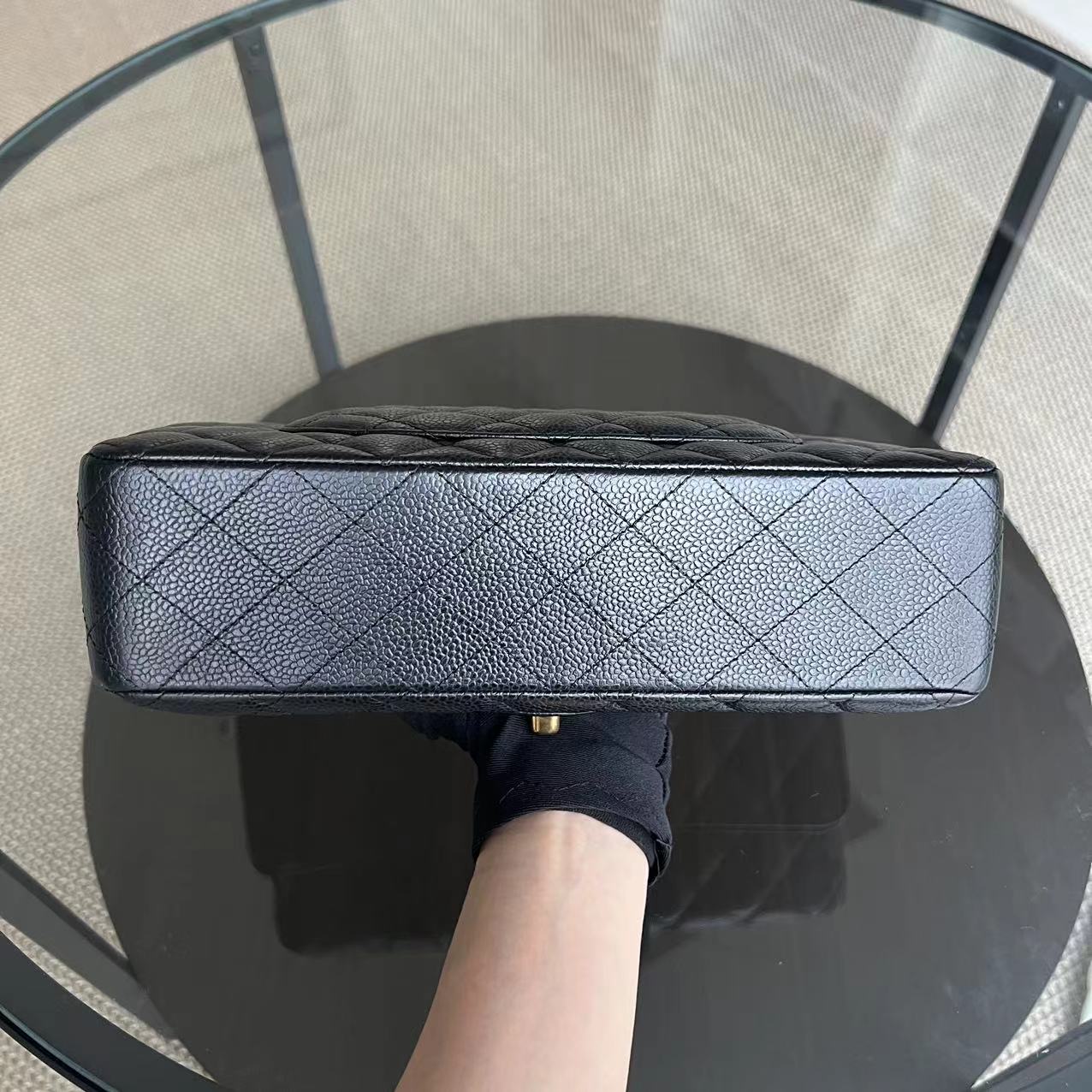 Classic Flap Medium Caviar 25CM Calfskin Black Golden Hardware Series 25