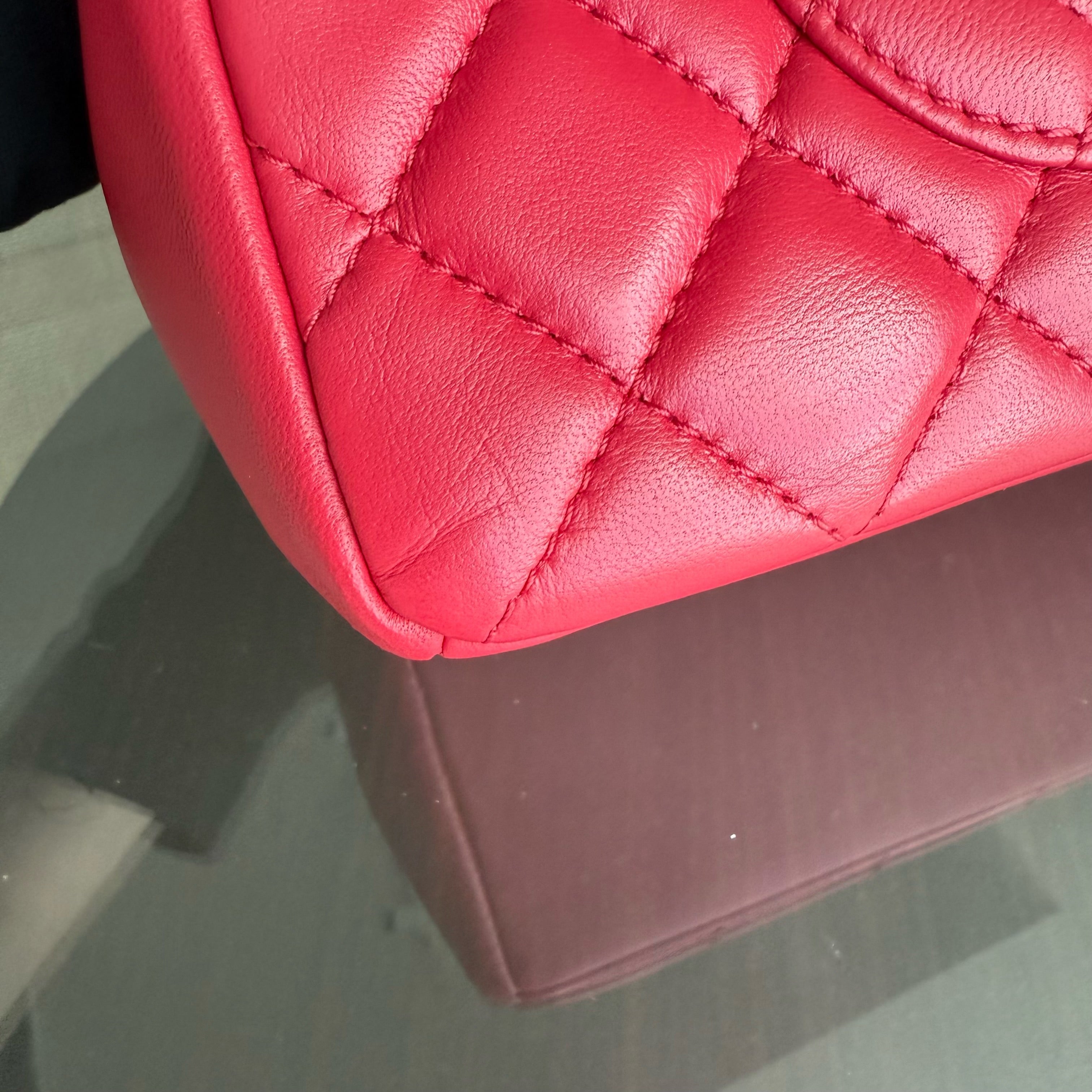 Chanel Chic Flap Seasonal Flap Medium - 25CM Quilted Lambskin Red Gold Hardware Series 21