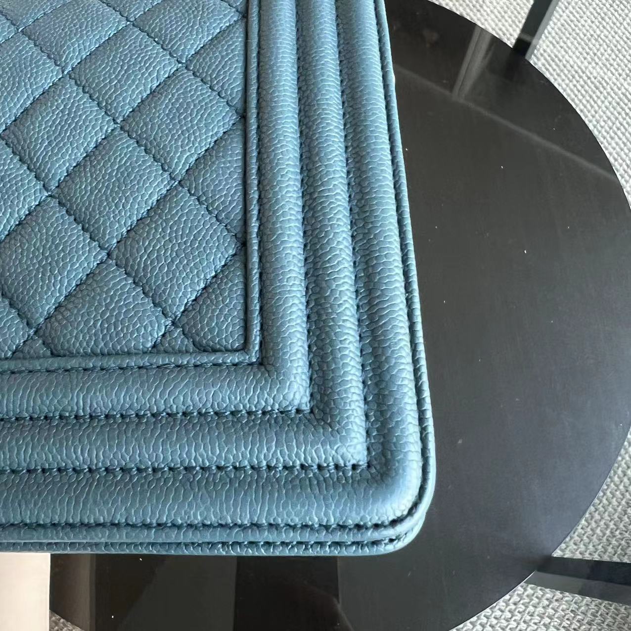 Caviar Boy Old Medium 25CM Quilted Grained Calfskin Blue Golden Hardware Series 25