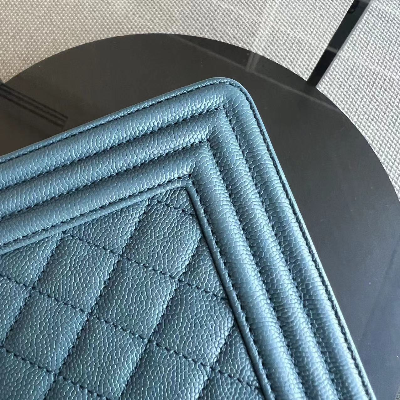 Caviar Boy Old Medium 25CM Quilted Grained Calfskin Blue Golden Hardware Series 25