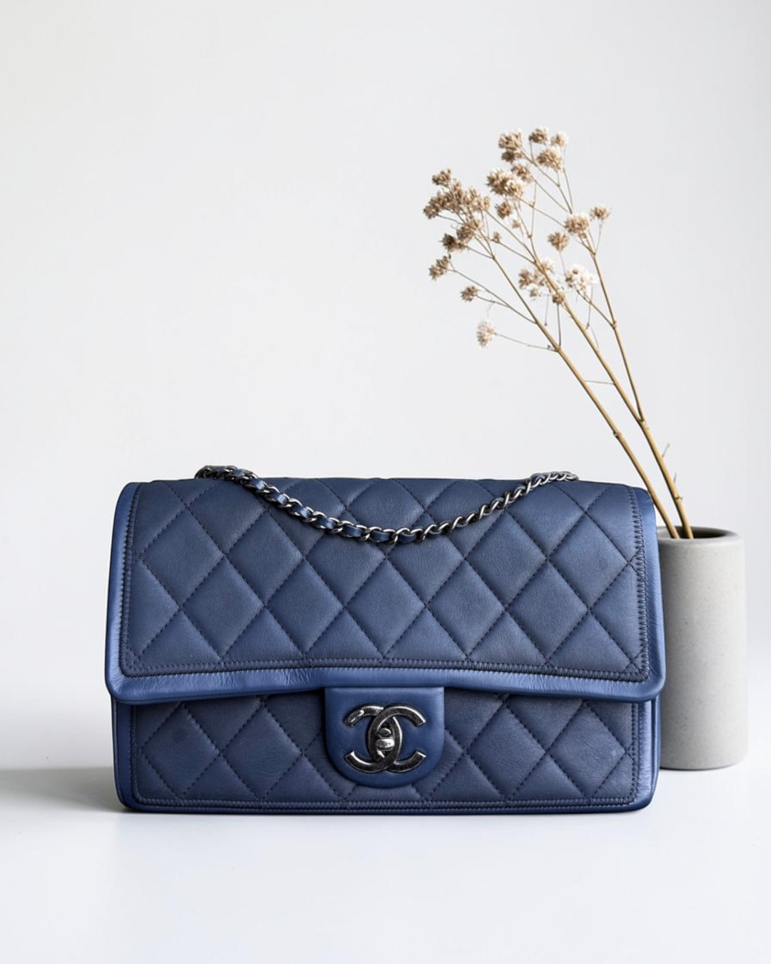 Luxury Evermore 蓝色绗缝小牛皮 Chanel Seasonal Flap 手袋,配有钌银色五金配件