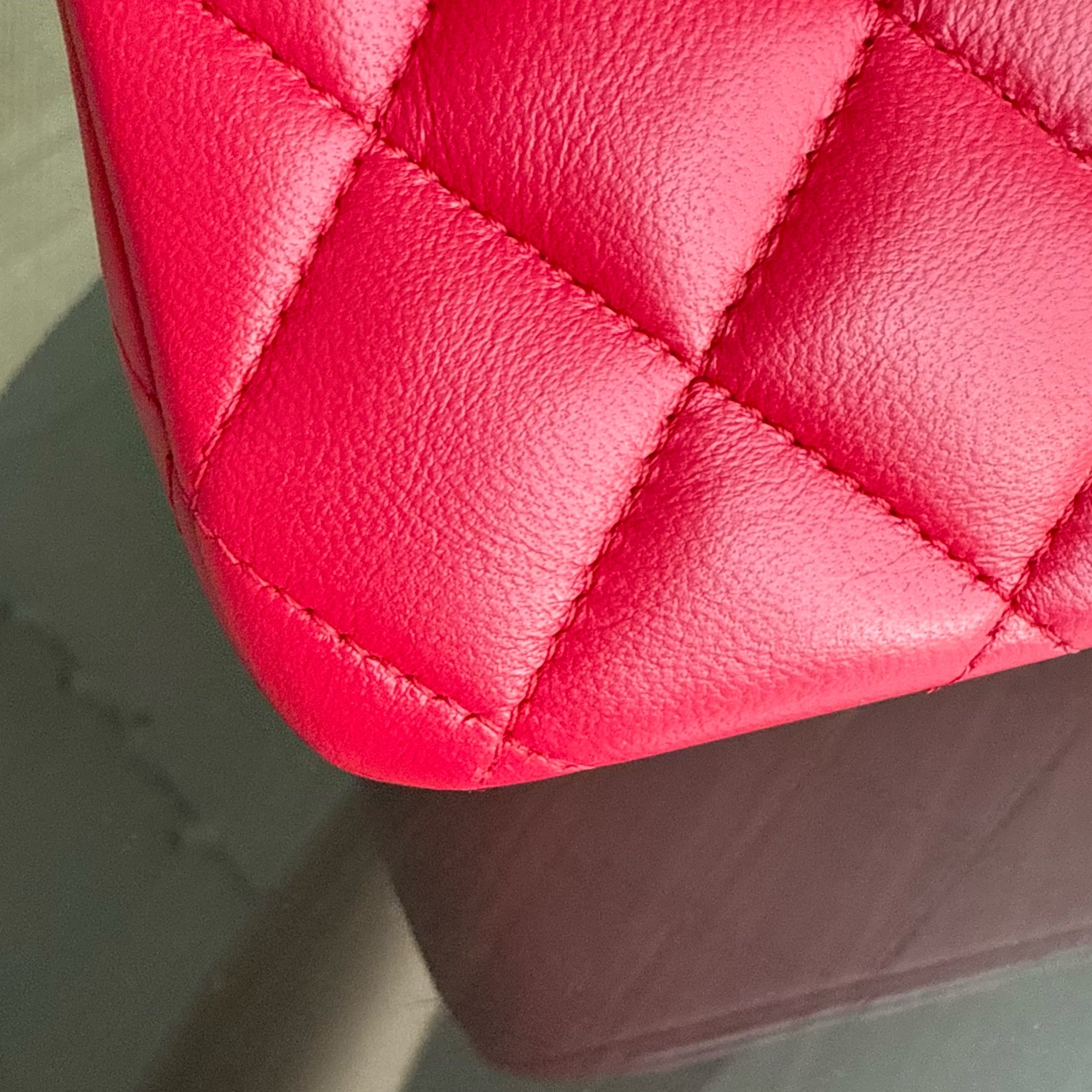 Chanel Classic Flap Medium - Quilted Lambskin 25CM Red Gold Hardware Series 21