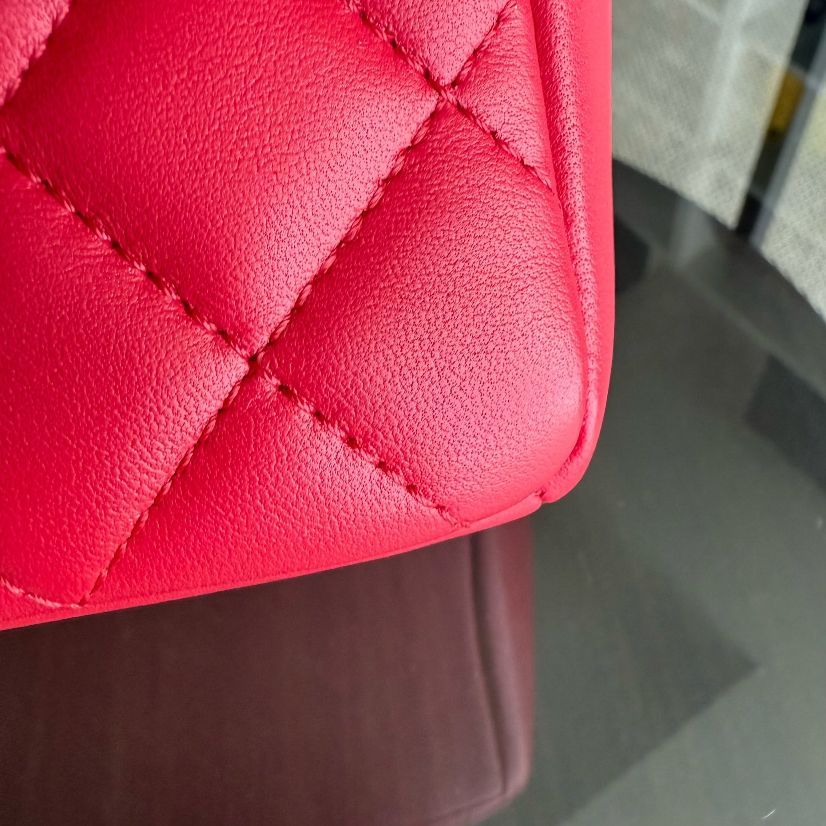 Chanel Chic Flap Seasonal Flap Medium - 25CM Quilted Lambskin Red Gold Hardware Series 21