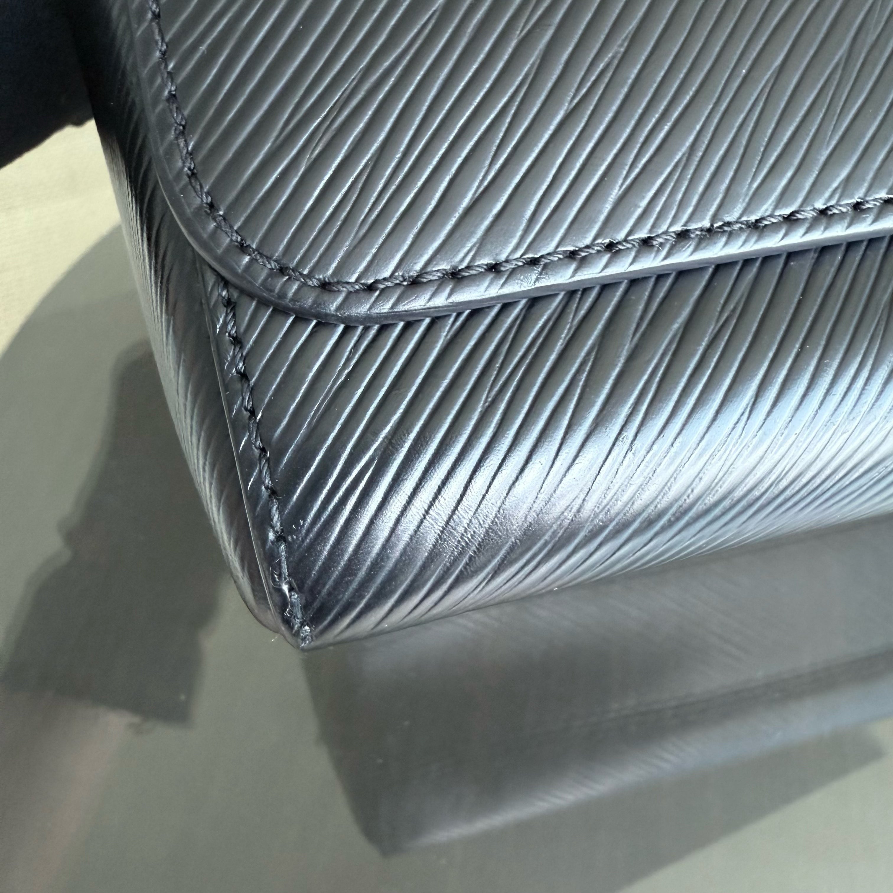 Louis Vuitton Twist Medium MM - EPI Leather Black Silver Hardware