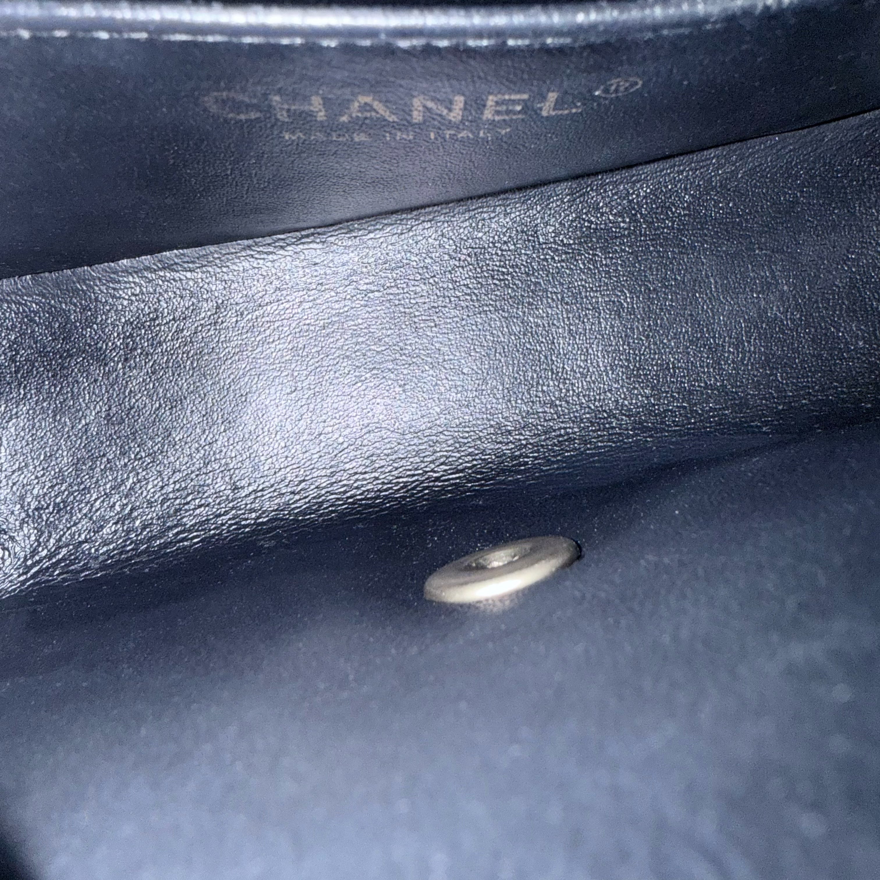 Chanel Classic Flap Mini - Caviar 20CM Quilted Black Gold Hardware Series 20