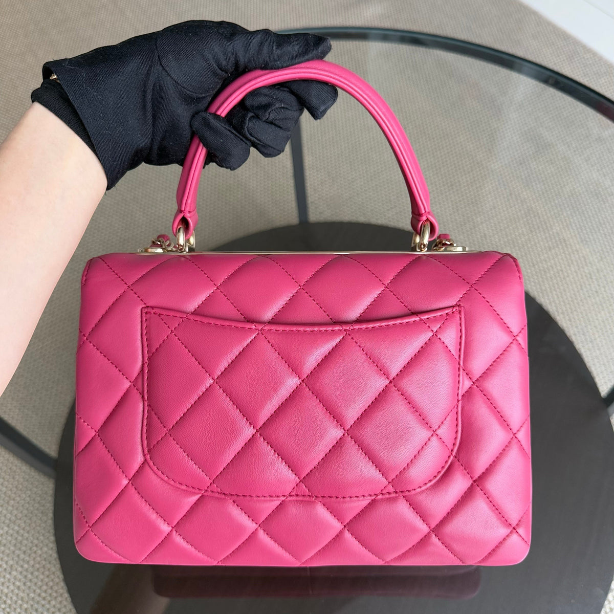 Luxury Evermore Chanel Trendy CC Small 手袋,采用亮粉色绗缝羊皮材质,配有金色金属配件,背面设有经典插袋。