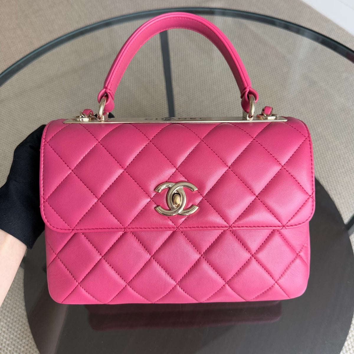 Luxury Evermore Chanel Trendy CC 小号手袋,采用亮粉色绗缝羊皮材质,配有金色五金配件和顶部手柄。