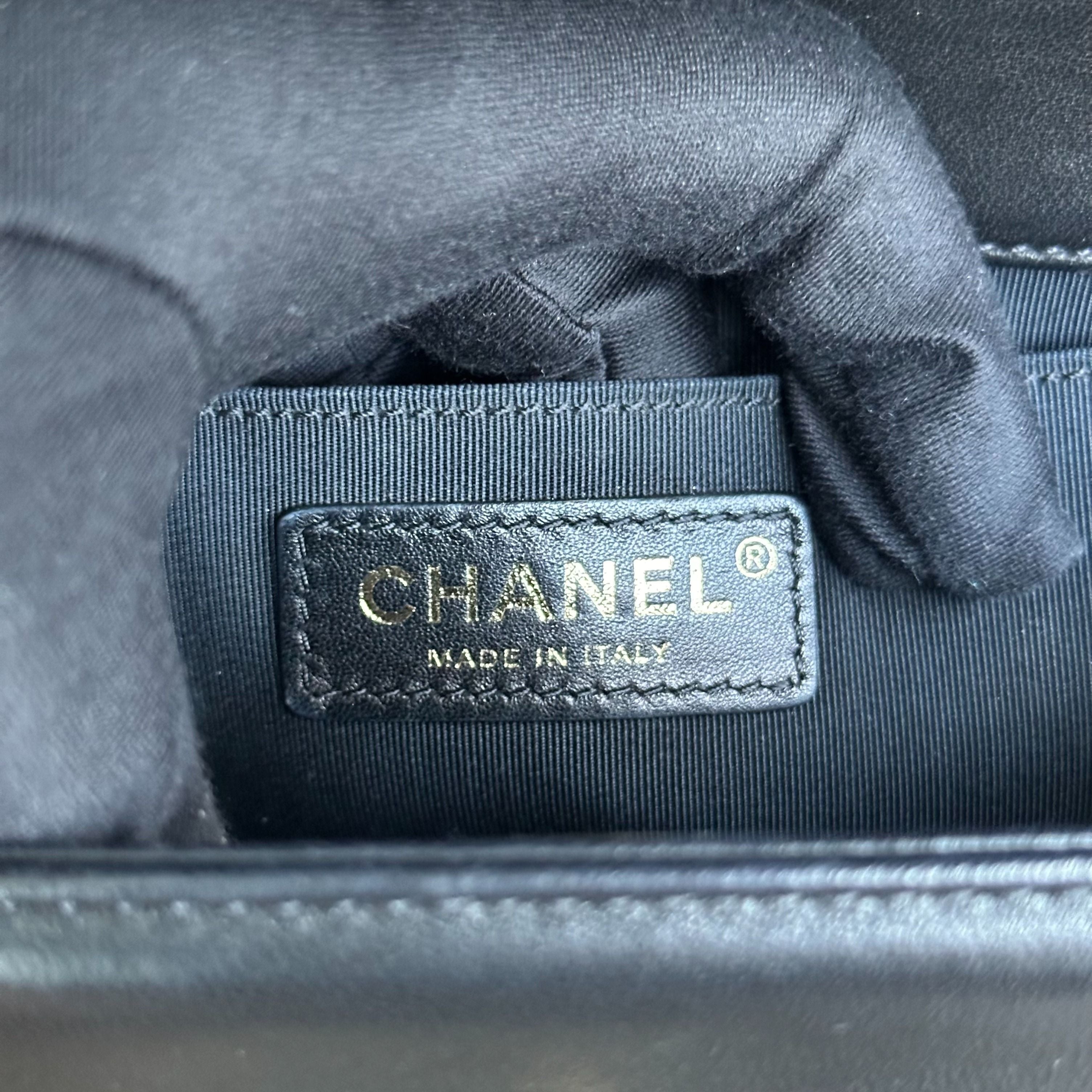 *Full set, Receipt* Chanel Boy Old Medium 25CM Lambskin Quilted Lambskin Black GHW No 22 - Luxury Evermore