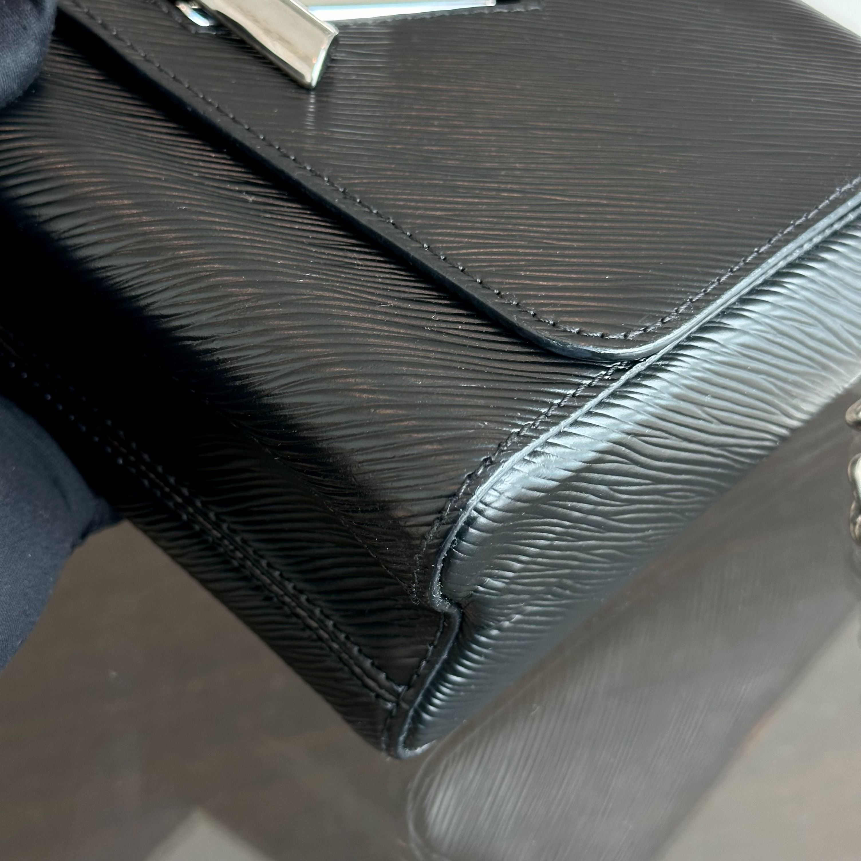 Louis Vuitton LV Twist MM EPI Leather Black SHW