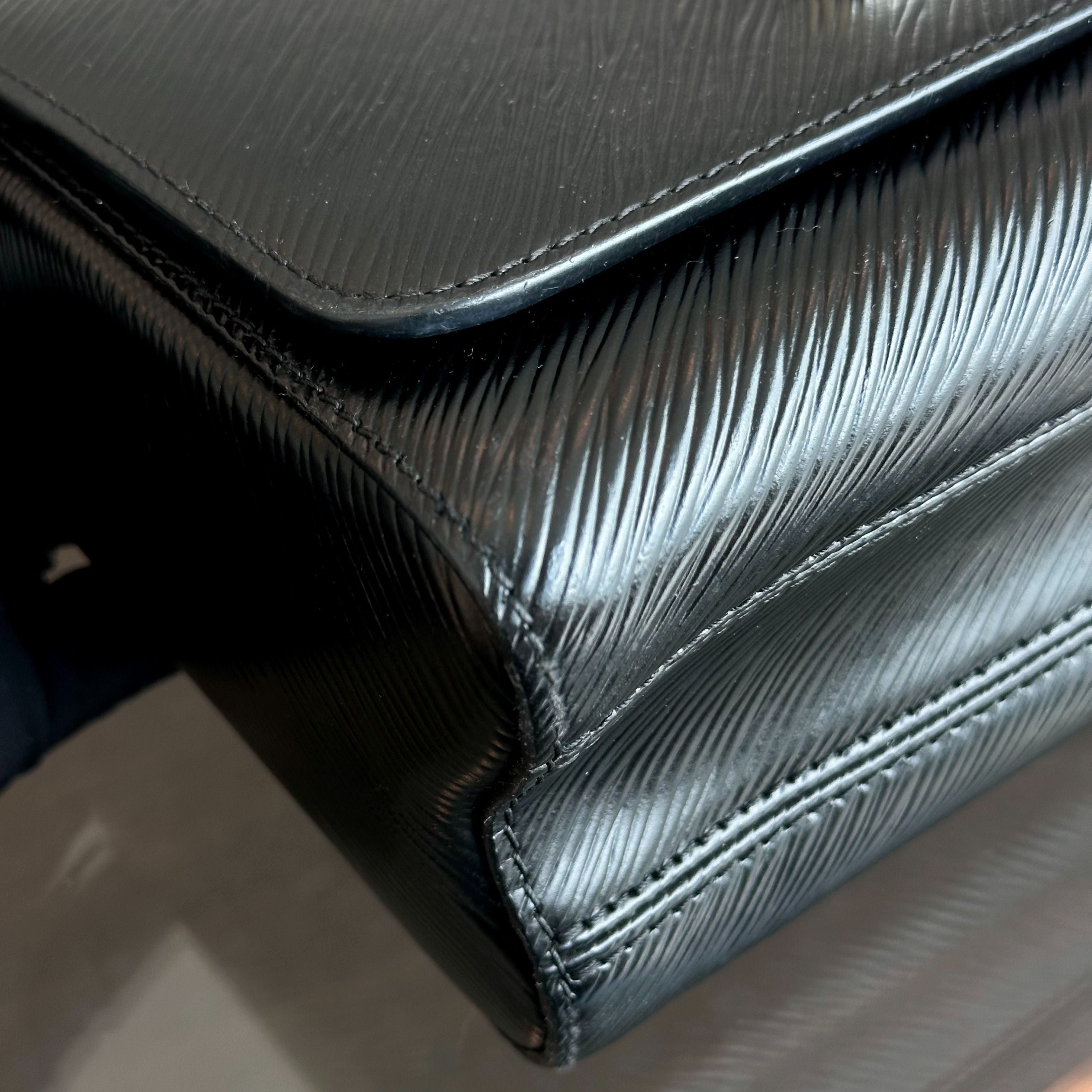 Louis Vuitton LV Twist MM EPI Leather Black SHW