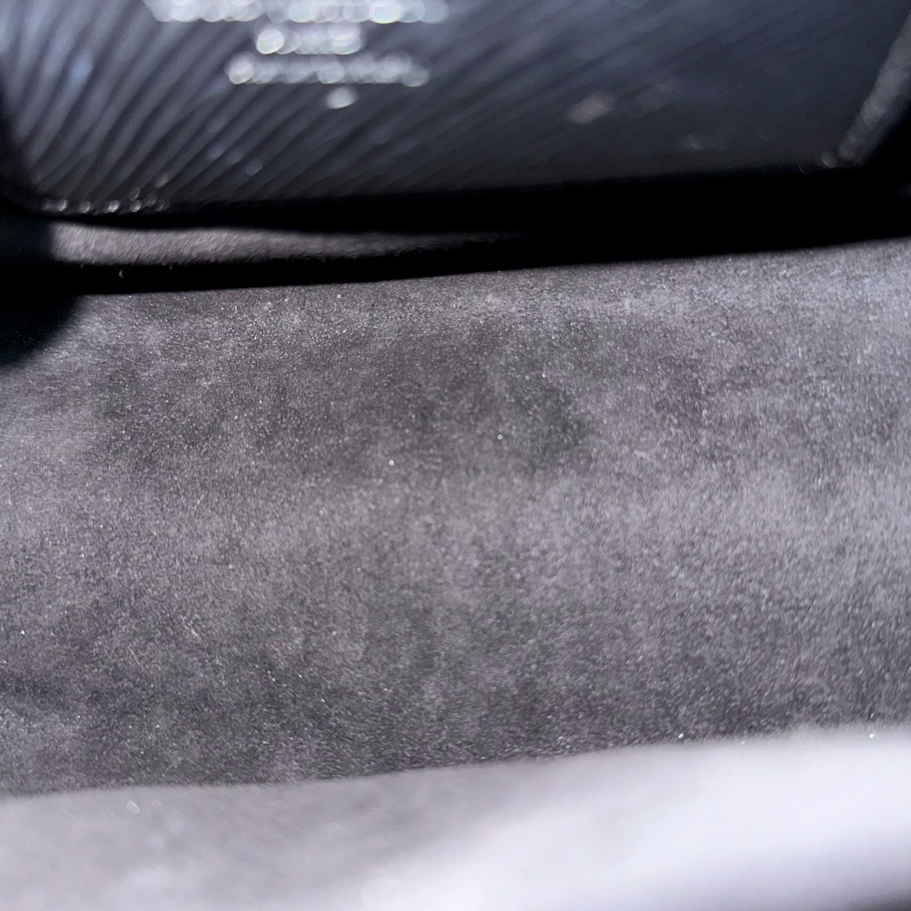 Louis Vuitton LV Twist MM EPI Leather Black SHW