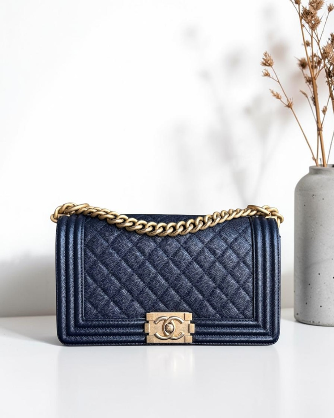 Luxury Evermore出品的Chanel Boy中号深蓝色鱼子酱皮菱格纹单肩包,配有复古金色五金件
