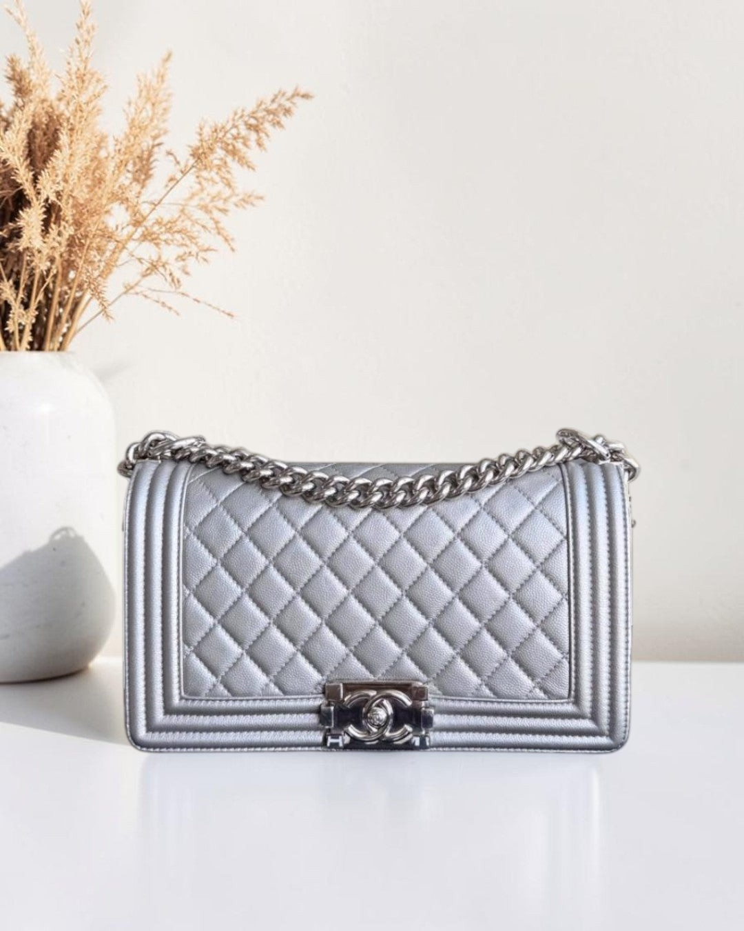 Luxury Evermore Chanel Boy Medium 25cm 银色鱼子酱皮绗缝单肩包,配有标志性金属链条和银色五金件