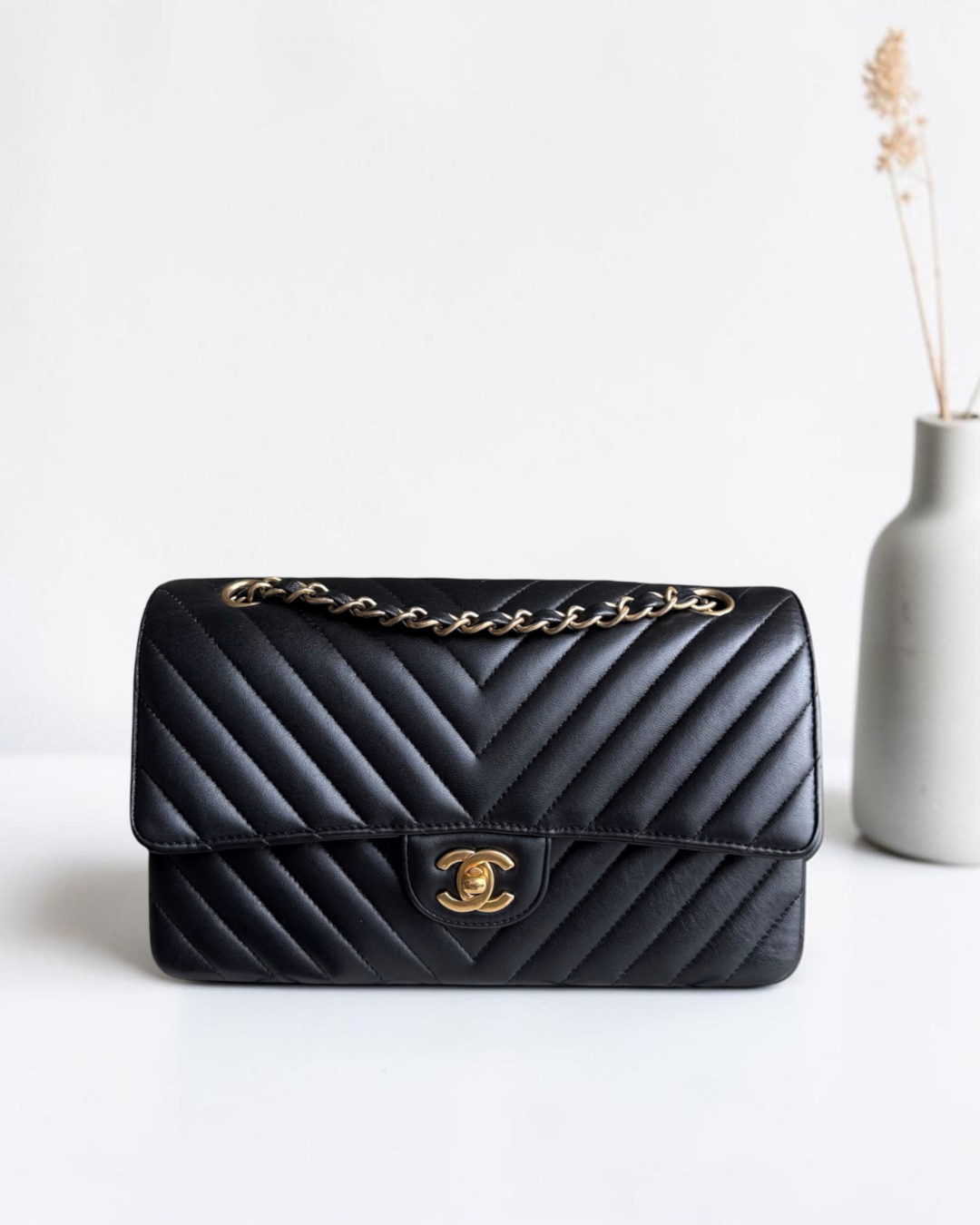 Luxury Evermore黑色Chevron人字纹羊皮Chanel Classic Flap中号手袋,配有金色金属链条和标志性双C锁扣
