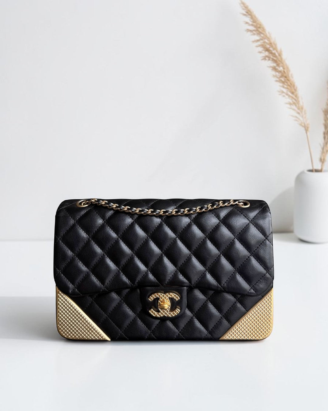 Luxury Evermore黑色绗缝小牛皮Chanel Classic Flap中号手袋,配有金色金属边角和标志性双C锁扣