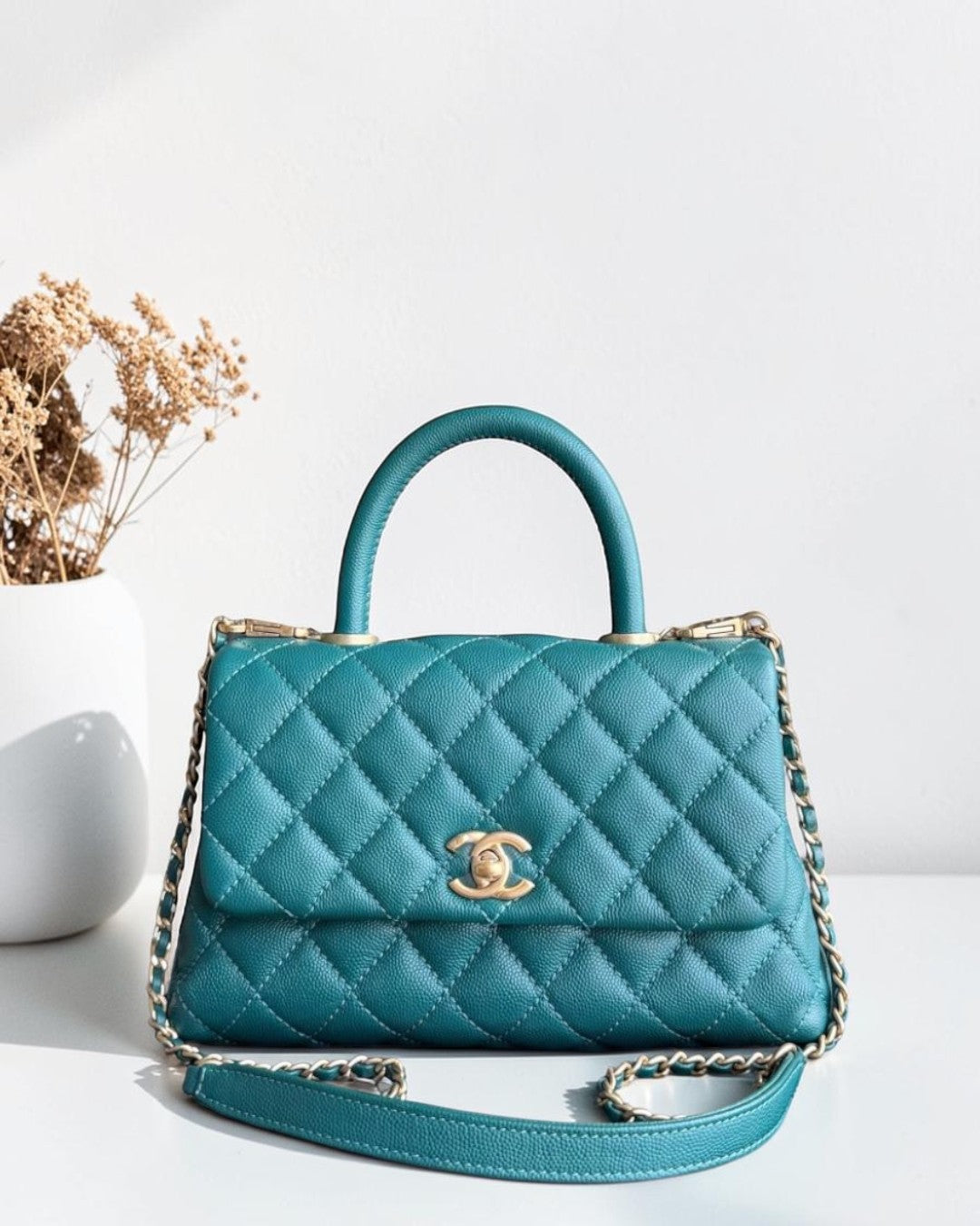 Luxury Evermore Chanel Coco Handle 小号手袋,采用绿色鱼子酱纹理小牛皮,配有标志性菱格纹和金色五金配件。