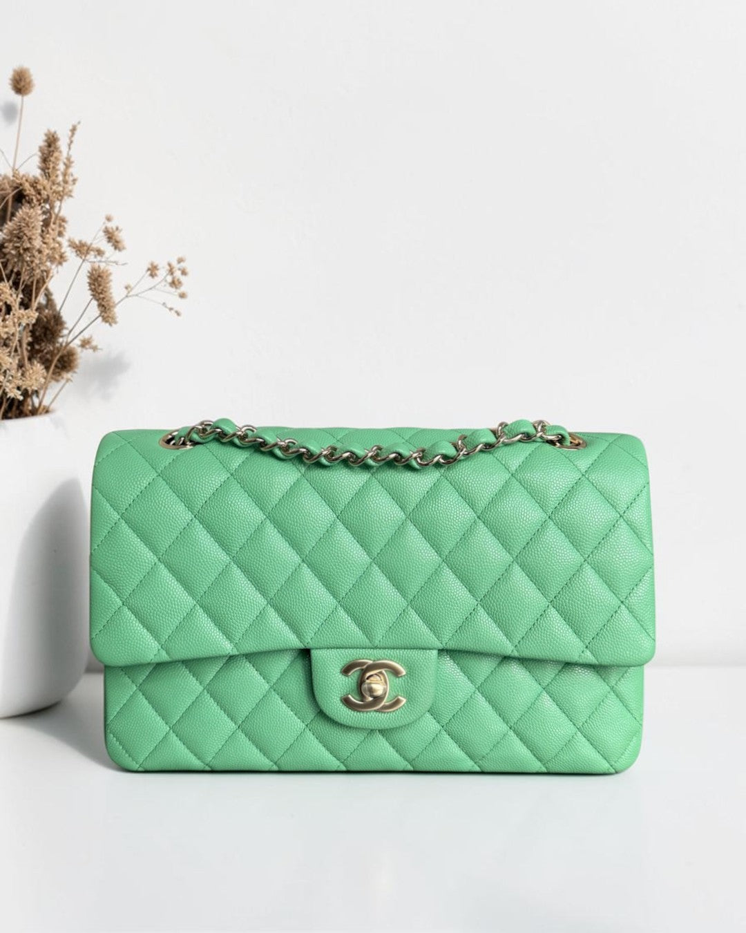 Luxury Evermore Chanel Classic Flap medium bag in green quilted caviar leather with gold-tone hardware