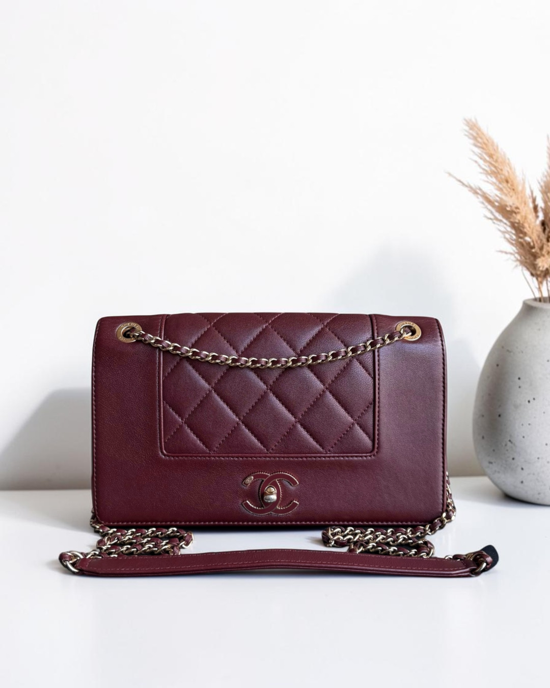 Luxury Evermore Chanel Mademoiselle 25cm 翻盖包,酒红色绗缝羊皮材质,配有金色五金链条。